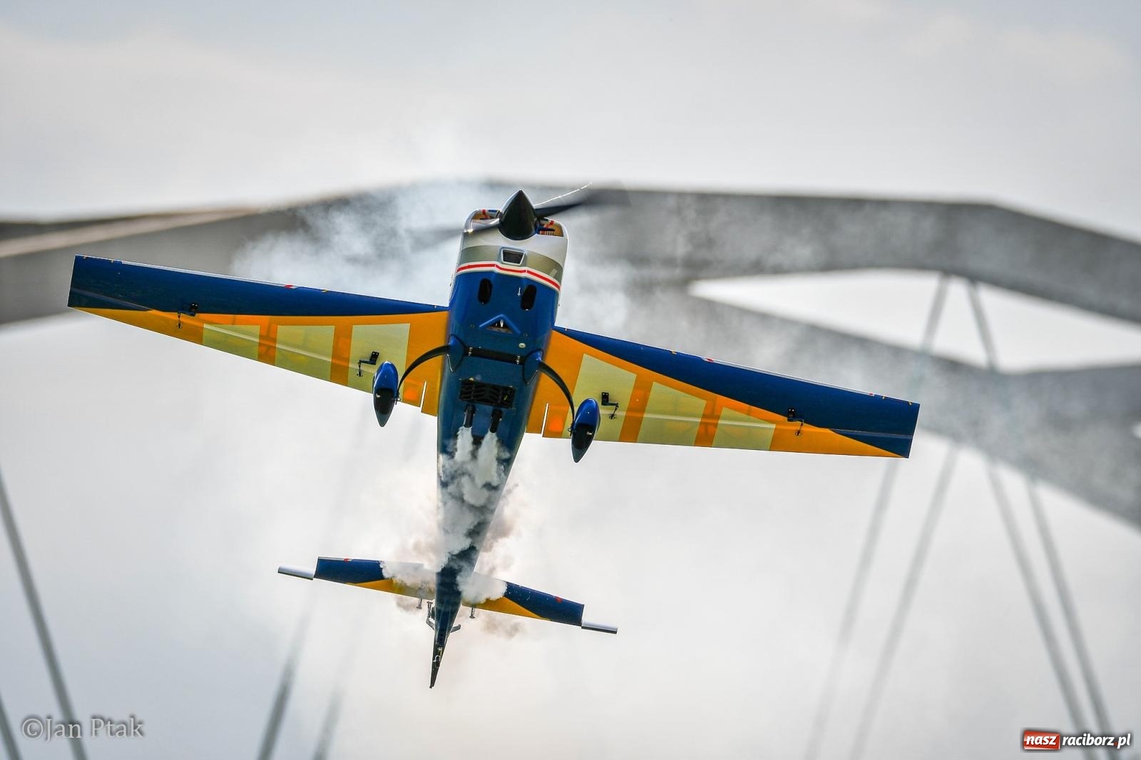 Zdjęcie w galerii na portalu naszraciborz.pl: Trwa RC AirShow. Nocne loty na finał soboty, w niedzielę wielka bitwa wiadomości z regionu