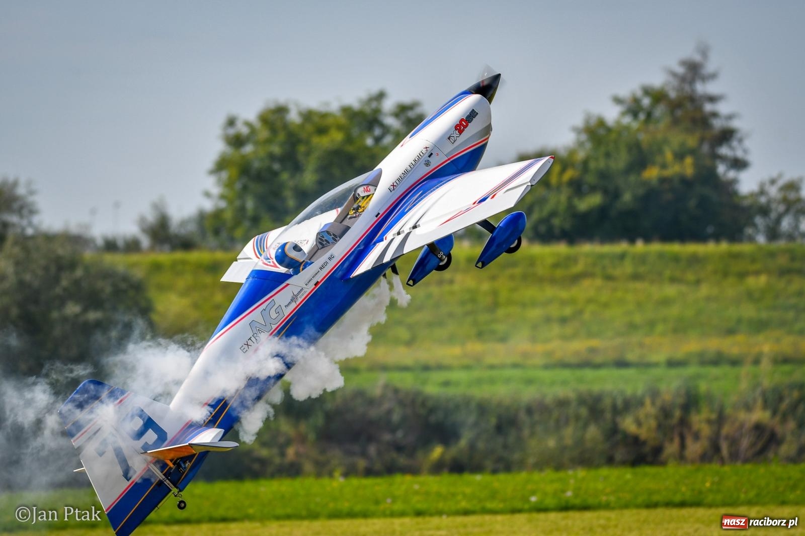 Zdjęcie w galerii na portalu naszraciborz.pl: Trwa RC AirShow. Nocne loty na finał soboty, w niedzielę wielka bitwa wiadomości z regionu