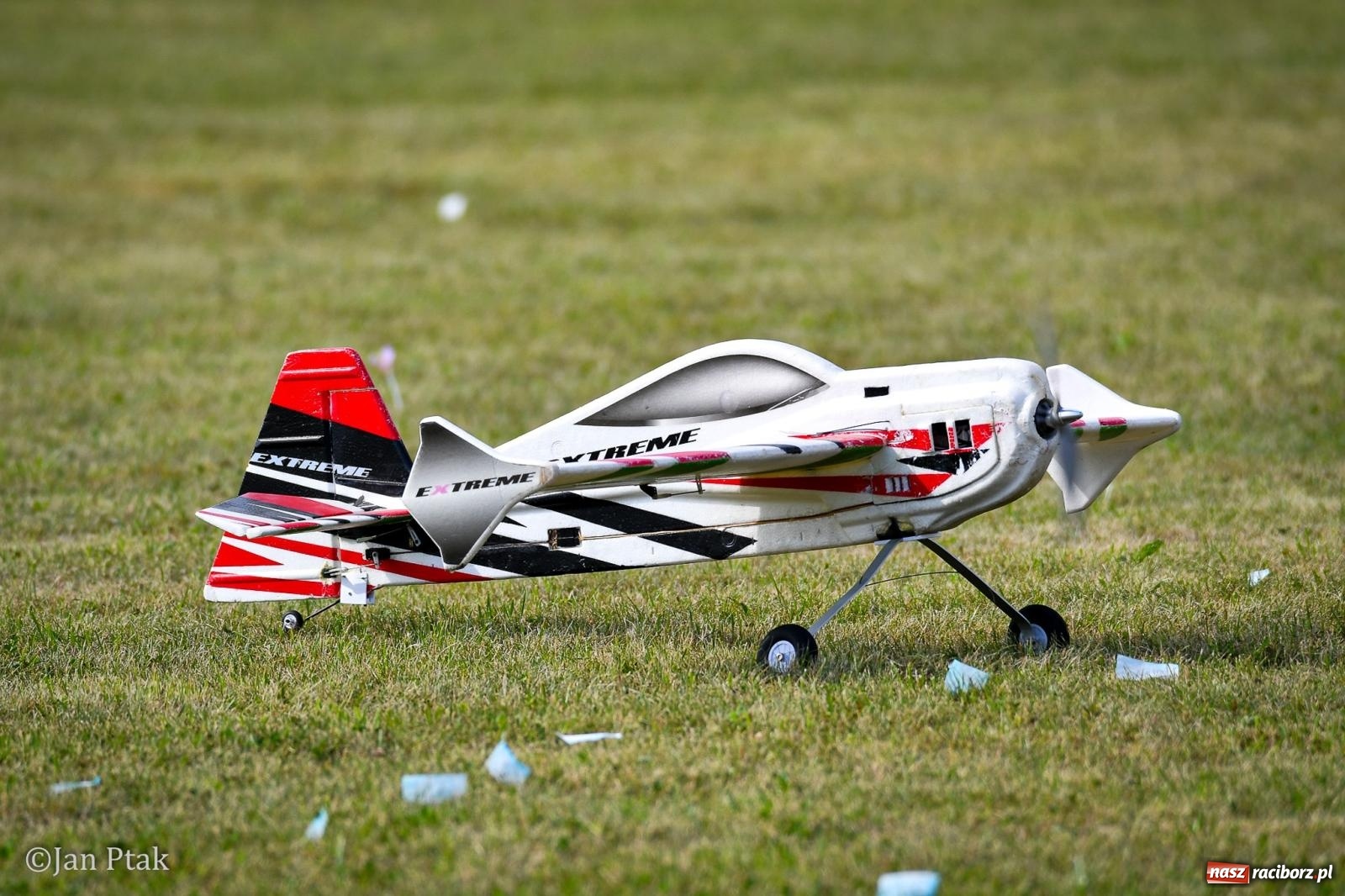 Zdjęcie w galerii na portalu naszraciborz.pl: Trwa RC AirShow. Nocne loty na finał soboty, w niedzielę wielka bitwa wiadomości z regionu