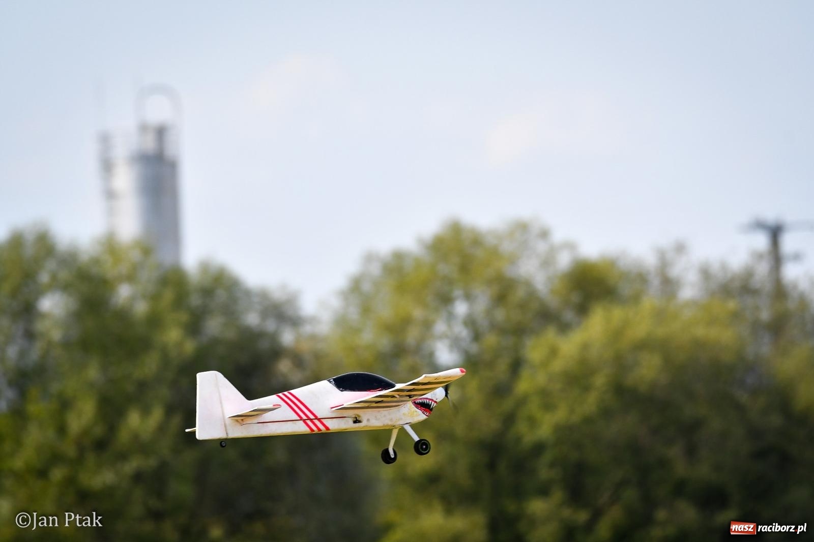 Zdjęcie w galerii na portalu naszraciborz.pl: Trwa RC AirShow. Nocne loty na finał soboty, w niedzielę wielka bitwa wiadomości z regionu