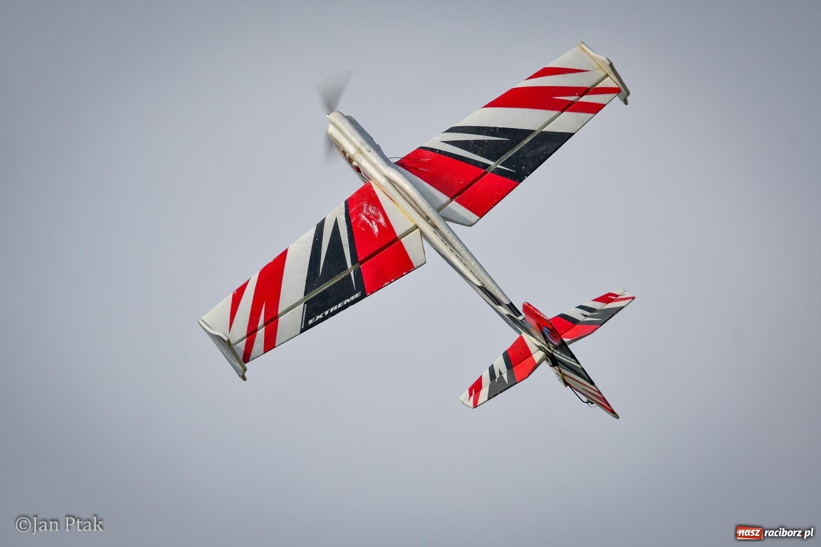 Zdjęcie w galerii na portalu naszraciborz.pl: Trwa RC AirShow. Nocne loty na finał soboty, w niedzielę wielka bitwa wiadomości z regionu