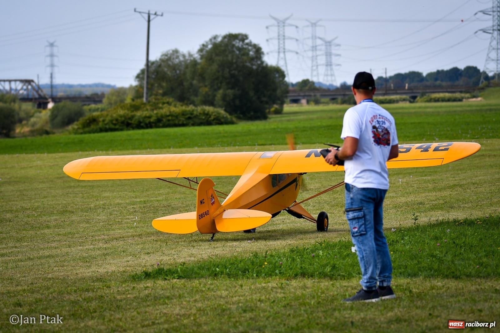 Zdjęcie w galerii na portalu naszraciborz.pl: Trwa RC AirShow. Nocne loty na finał soboty, w niedzielę wielka bitwa wiadomości z regionu