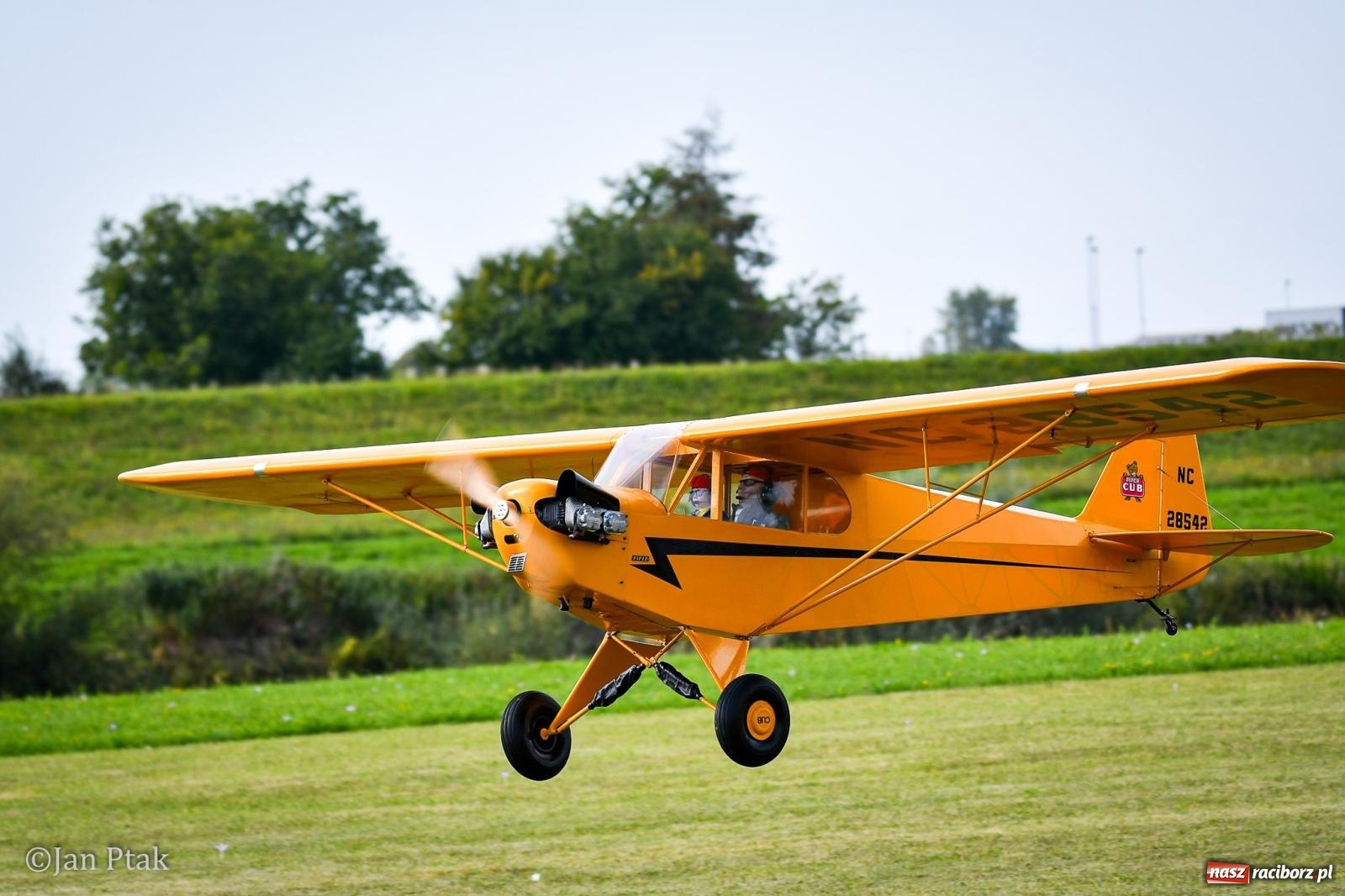 Zdjęcie w galerii na portalu naszraciborz.pl: Trwa RC AirShow. Nocne loty na finał soboty, w niedzielę wielka bitwa wiadomości z regionu
