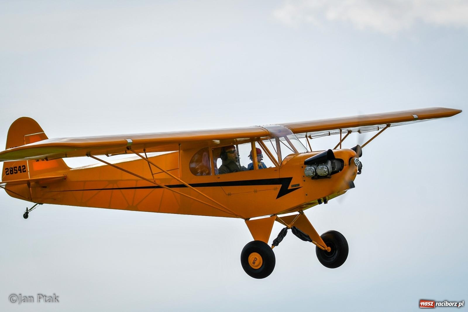 Zdjęcie w galerii na portalu naszraciborz.pl: Trwa RC AirShow. Nocne loty na finał soboty, w niedzielę wielka bitwa wiadomości z regionu