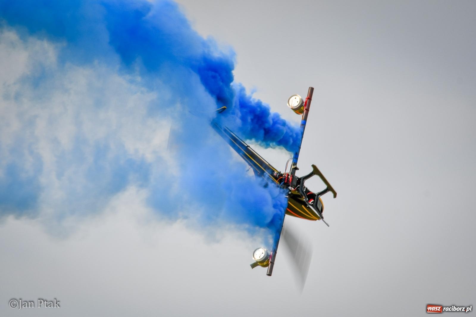 Zdjęcie w galerii na portalu naszraciborz.pl: Trwa RC AirShow. Nocne loty na finał soboty, w niedzielę wielka bitwa wiadomości z regionu