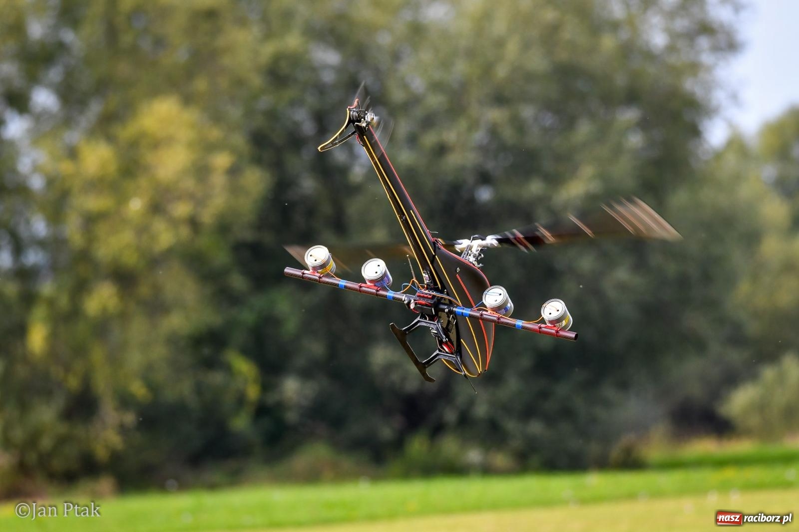 Zdjęcie w galerii na portalu naszraciborz.pl: Trwa RC AirShow. Nocne loty na finał soboty, w niedzielę wielka bitwa wiadomości z regionu
