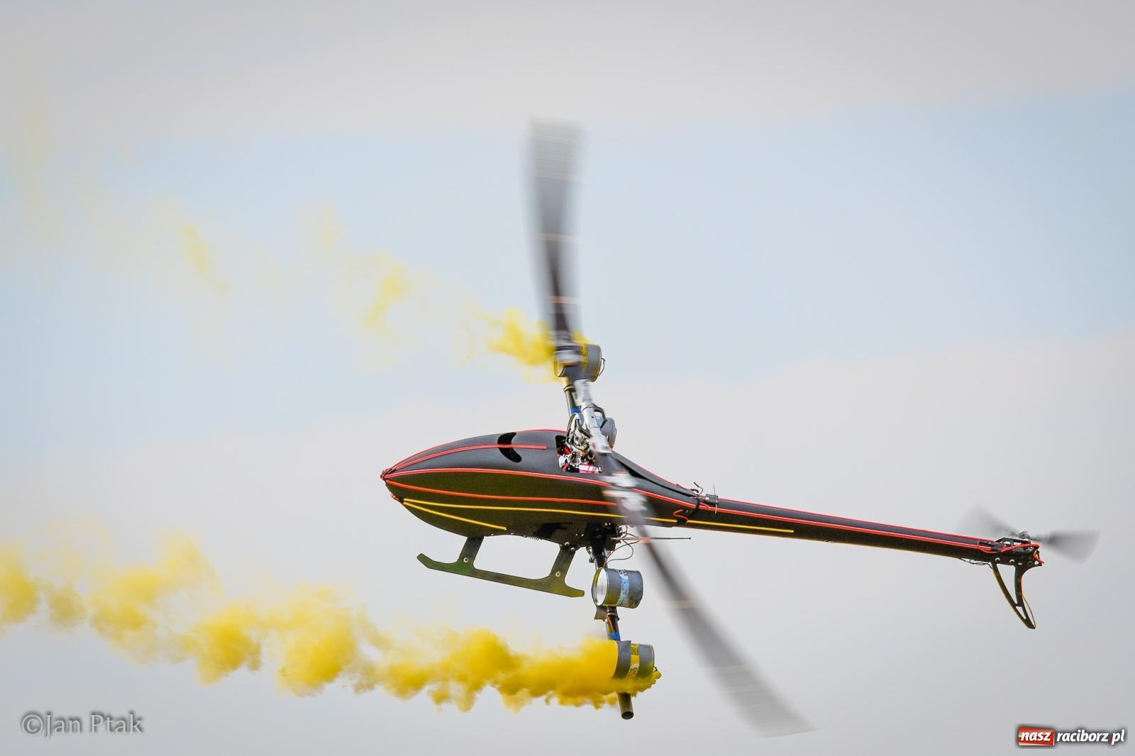 Zdjęcie w galerii na portalu naszraciborz.pl: Trwa RC AirShow. Nocne loty na finał soboty, w niedzielę wielka bitwa wiadomości z regionu
