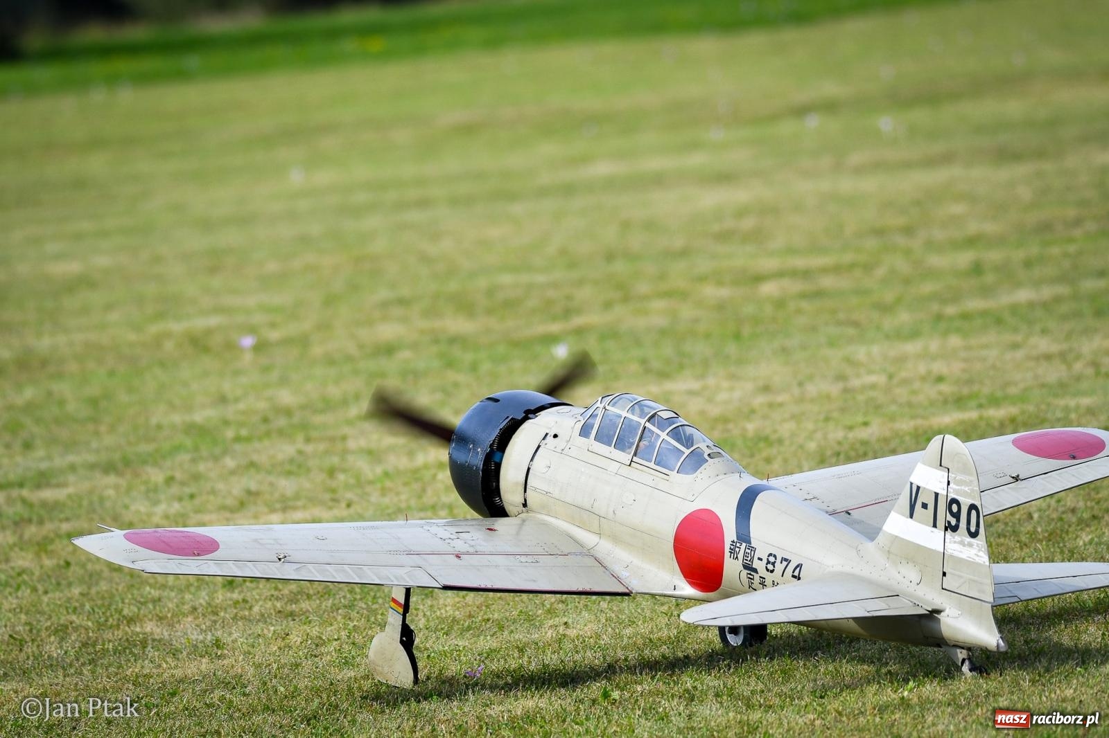 Zdjęcie w galerii na portalu naszraciborz.pl: Trwa RC AirShow. Nocne loty na finał soboty, w niedzielę wielka bitwa wiadomości z regionu
