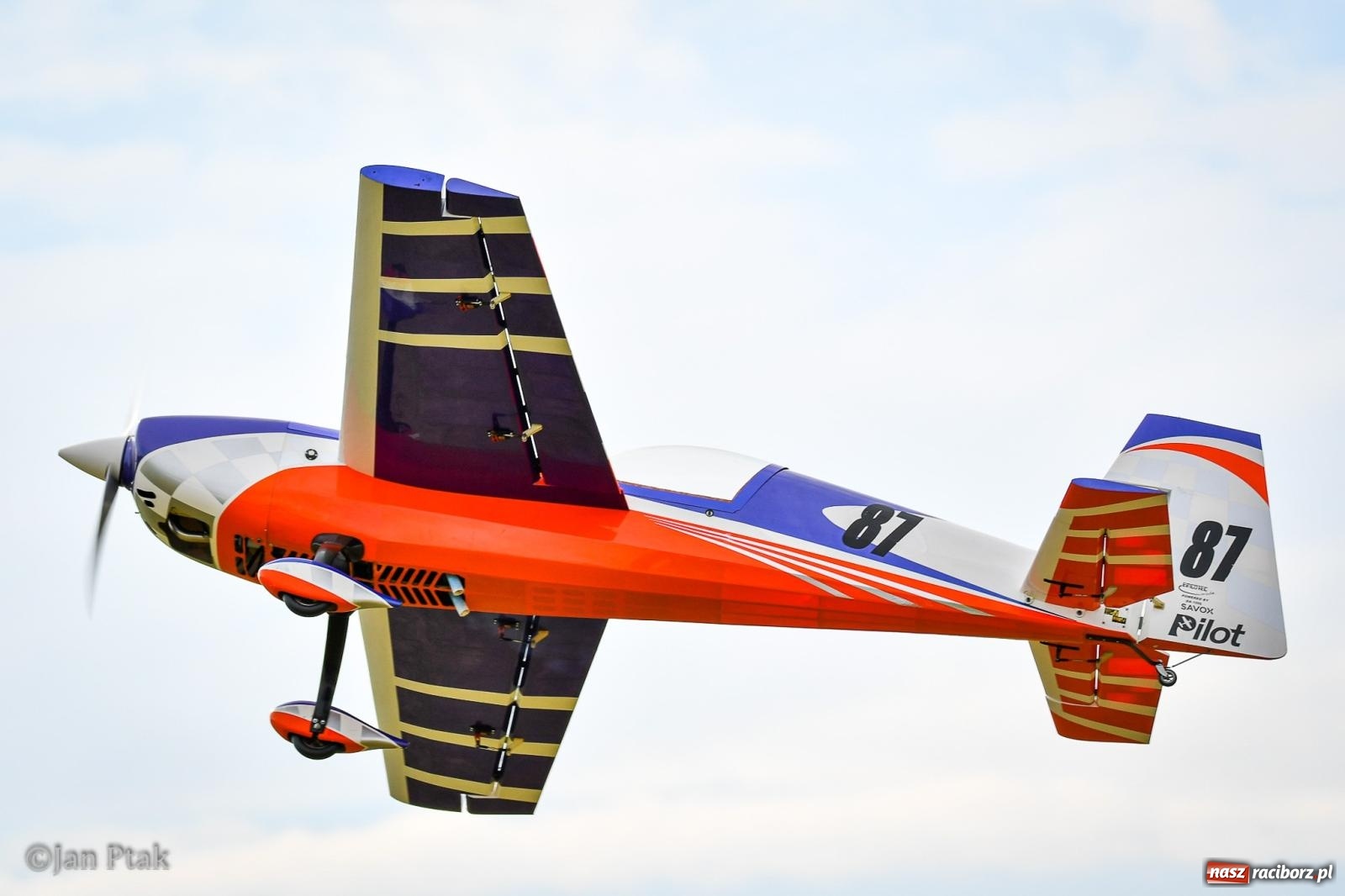 Zdjęcie w galerii na portalu naszraciborz.pl: Trwa RC AirShow. Nocne loty na finał soboty, w niedzielę wielka bitwa wiadomości z regionu