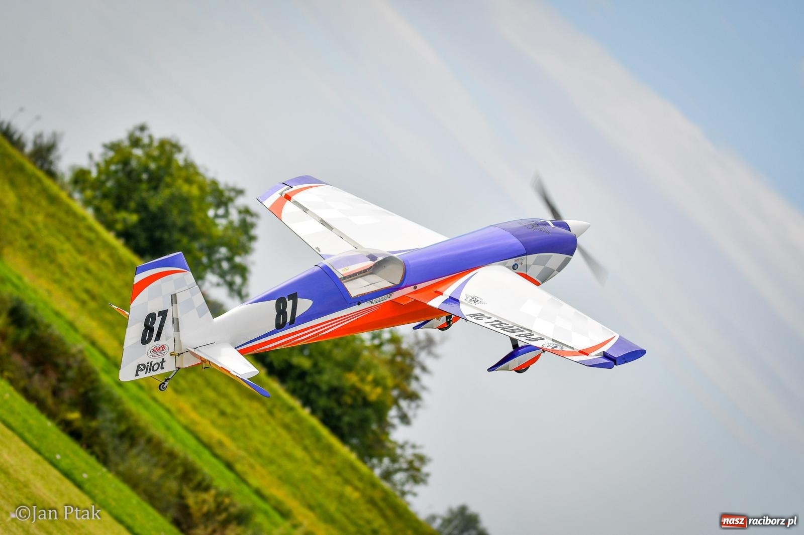 Zdjęcie w galerii na portalu naszraciborz.pl: Trwa RC AirShow. Nocne loty na finał soboty, w niedzielę wielka bitwa wiadomości z regionu