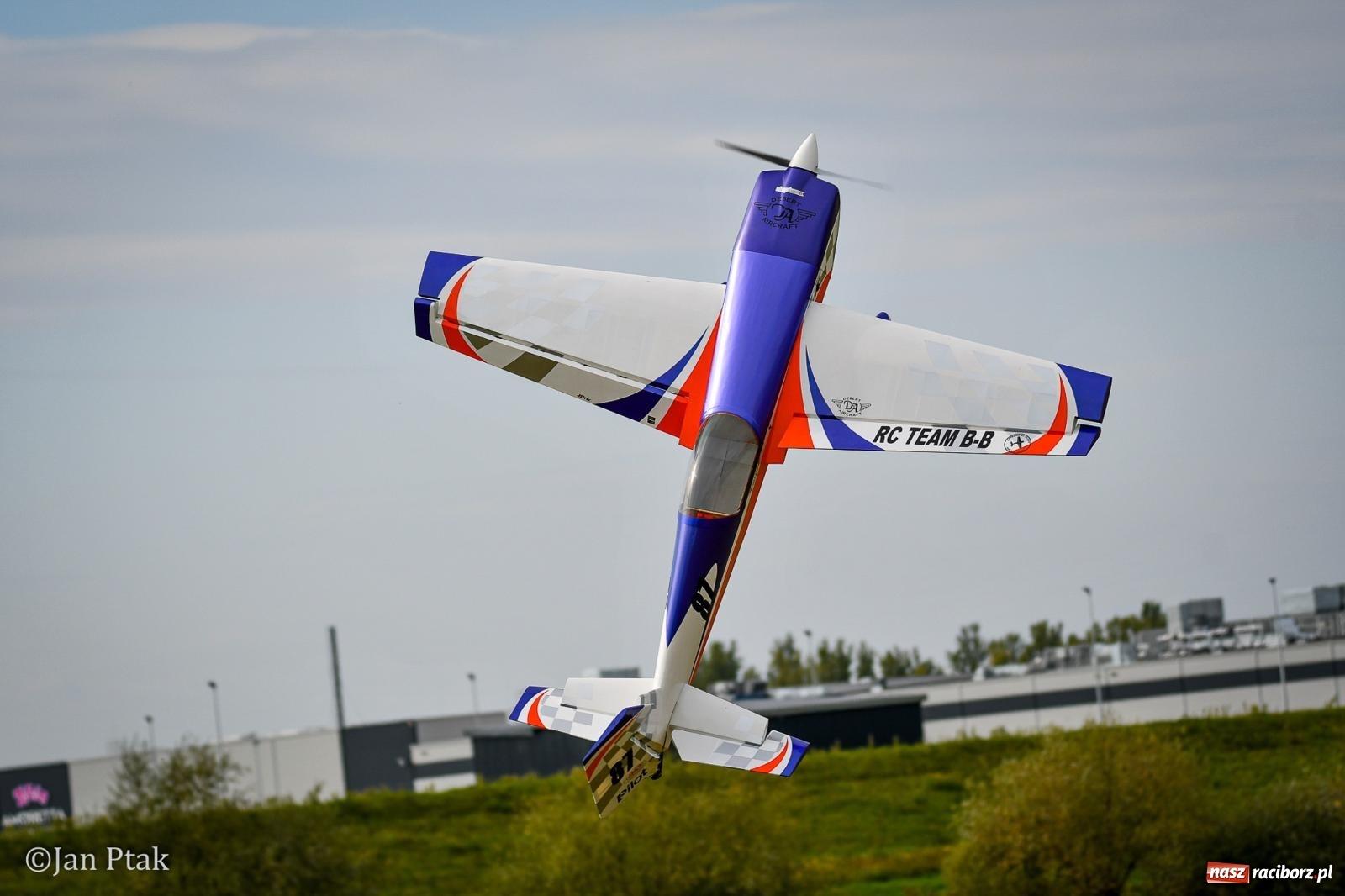 Zdjęcie w galerii na portalu naszraciborz.pl: Trwa RC AirShow. Nocne loty na finał soboty, w niedzielę wielka bitwa wiadomości z regionu