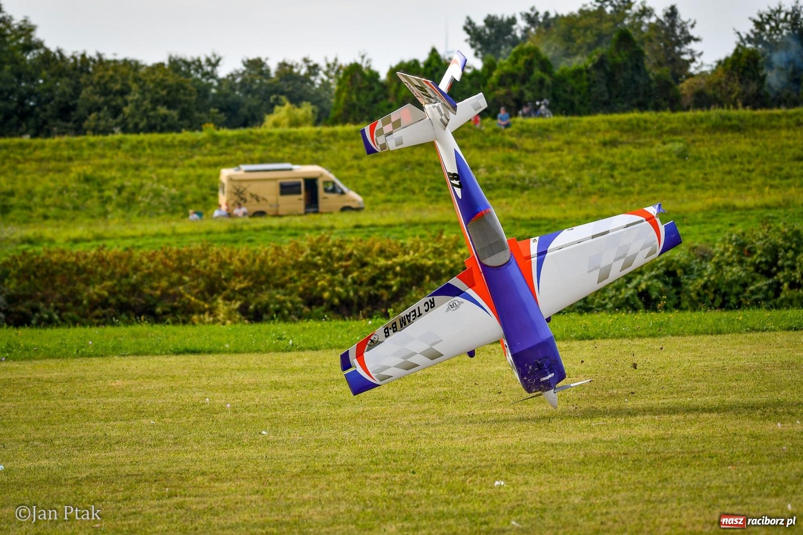 Zdjęcie w galerii na portalu naszraciborz.pl: Trwa RC AirShow. Nocne loty na finał soboty, w niedzielę wielka bitwa wiadomości z regionu