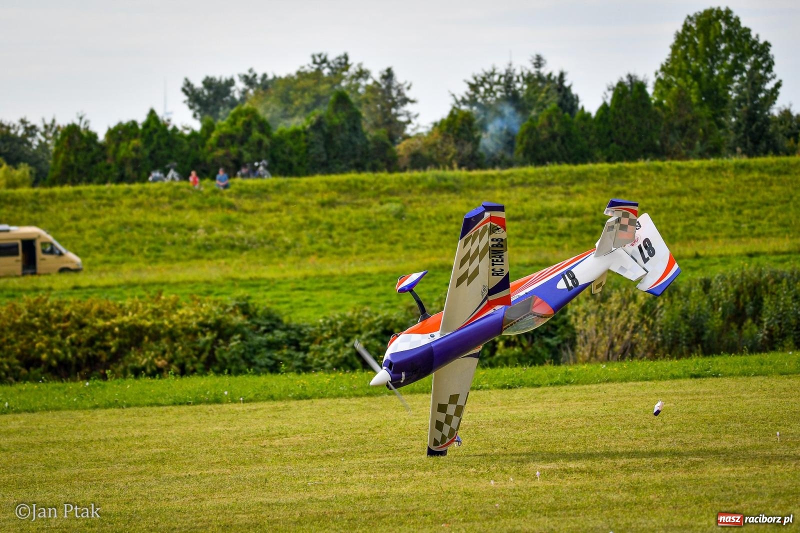 Zdjęcie w galerii na portalu naszraciborz.pl: Trwa RC AirShow. Nocne loty na finał soboty, w niedzielę wielka bitwa wiadomości z regionu