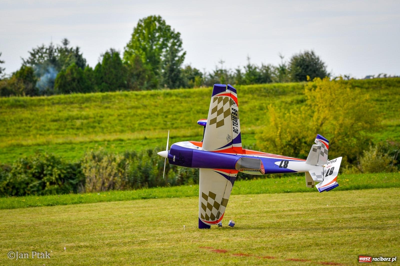 Zdjęcie w galerii na portalu naszraciborz.pl: Trwa RC AirShow. Nocne loty na finał soboty, w niedzielę wielka bitwa wiadomości z regionu