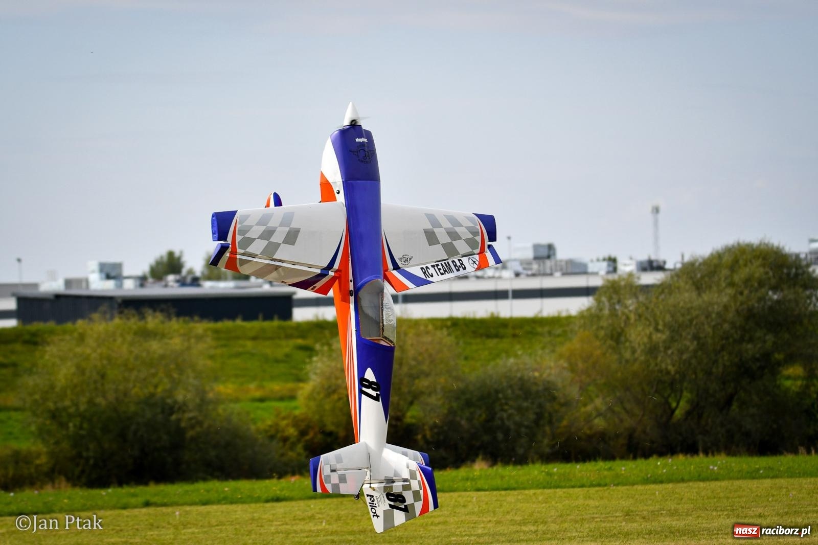 Zdjęcie w galerii na portalu naszraciborz.pl: Trwa RC AirShow. Nocne loty na finał soboty, w niedzielę wielka bitwa wiadomości z regionu