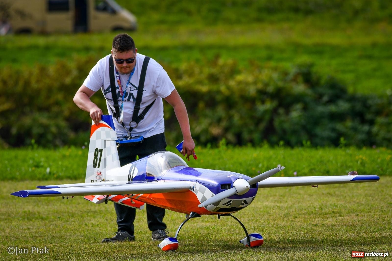 Zdjęcie w galerii na portalu naszraciborz.pl: Trwa RC AirShow. Nocne loty na finał soboty, w niedzielę wielka bitwa wiadomości z regionu