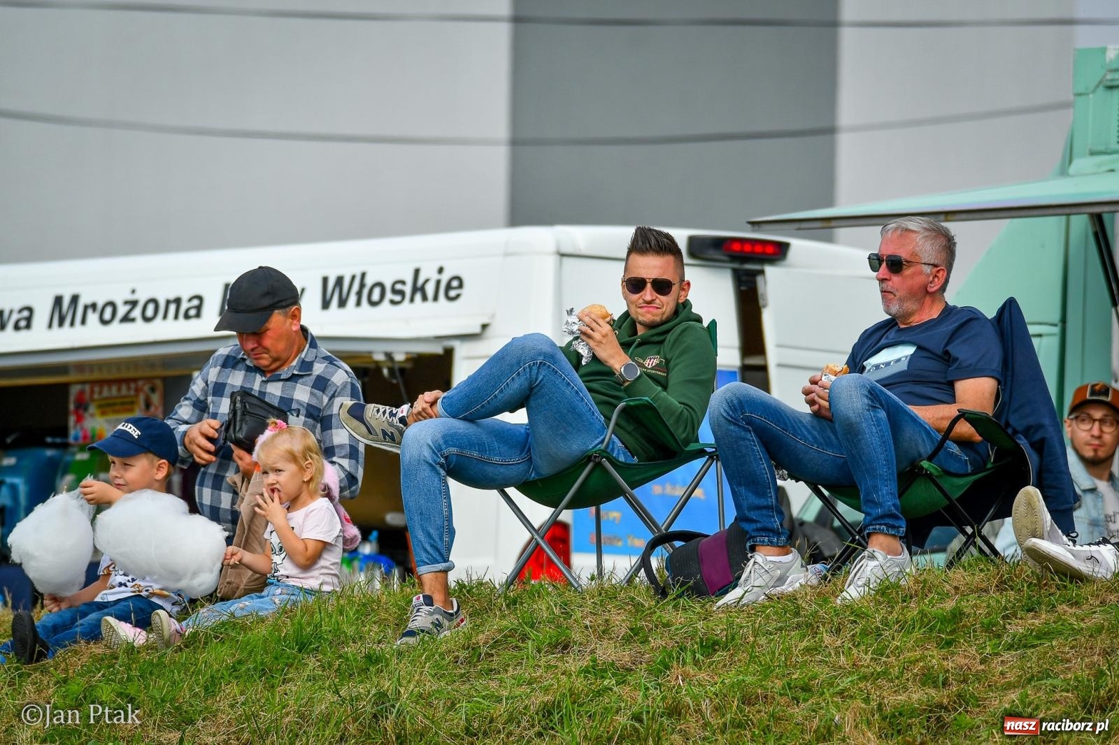 Zdjęcie w galerii na portalu naszraciborz.pl: Trwa RC AirShow. Nocne loty na finał soboty, w niedzielę wielka bitwa wiadomości z regionu