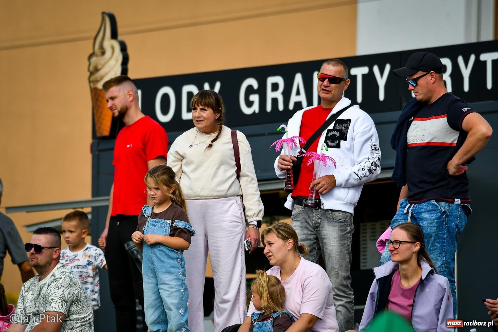 Zdjęcie w galerii na portalu naszraciborz.pl: Trwa RC AirShow. Nocne loty na finał soboty, w niedzielę wielka bitwa wiadomości z regionu
