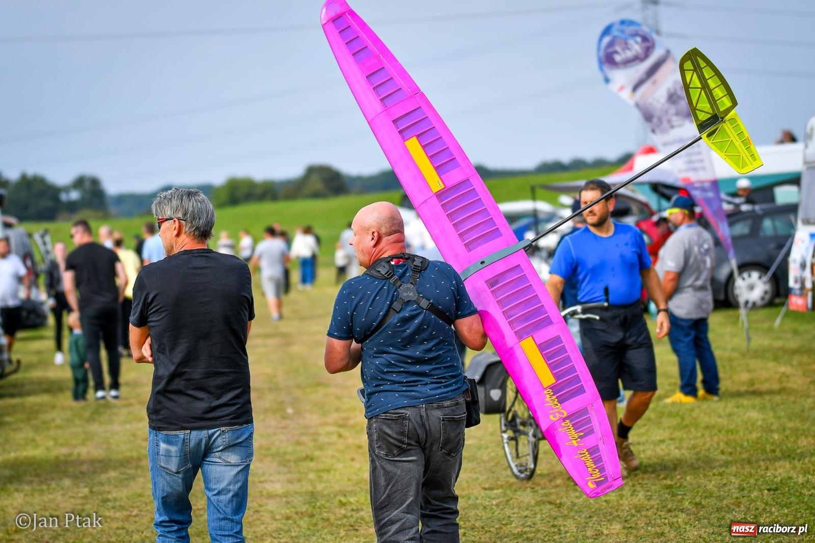 Zdjęcie w galerii na portalu naszraciborz.pl: Trwa RC AirShow. Nocne loty na finał soboty, w niedzielę wielka bitwa wiadomości z regionu