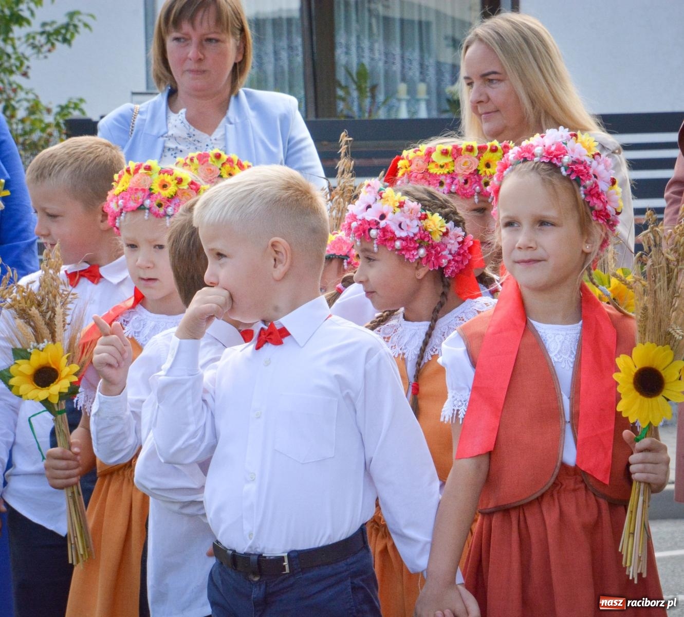 Zdjęcie w galerii na portalu naszraciborz.pl: Tworków świętuje dożynki. Korowód przeszedł spod Złotego Kłosa do kościoła [FOTO i WIDEO] wiadomości z regionu