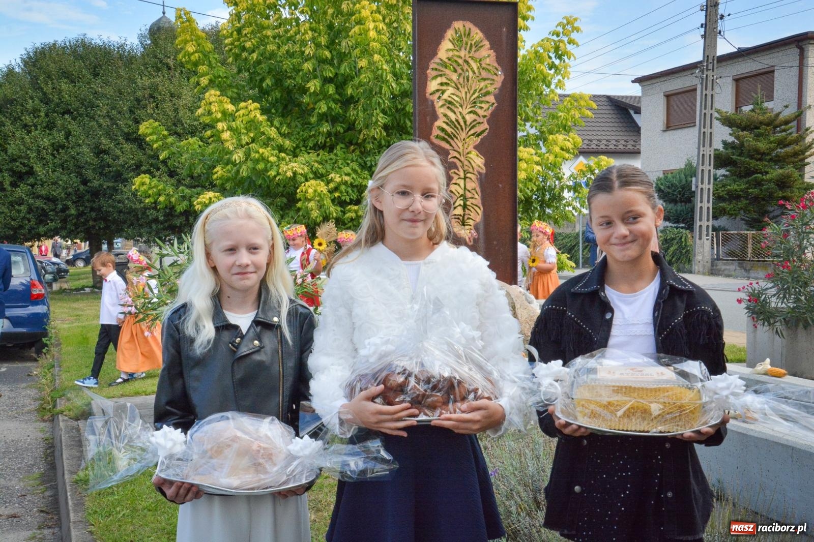 Zdjęcie w galerii na portalu naszraciborz.pl: Tworków świętuje dożynki. Korowód przeszedł spod Złotego Kłosa do kościoła [FOTO i WIDEO] wiadomości z regionu