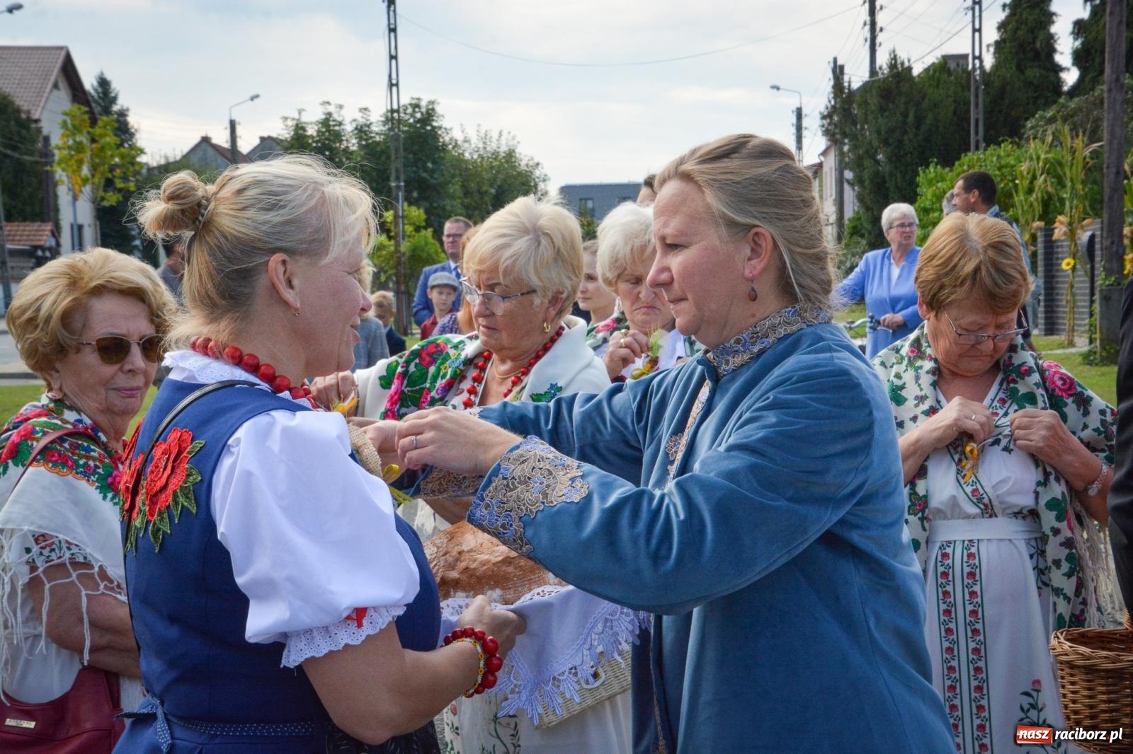 Zdjęcie w galerii na portalu naszraciborz.pl: Tworków świętuje dożynki. Korowód przeszedł spod Złotego Kłosa do kościoła [FOTO i WIDEO] wiadomości z regionu