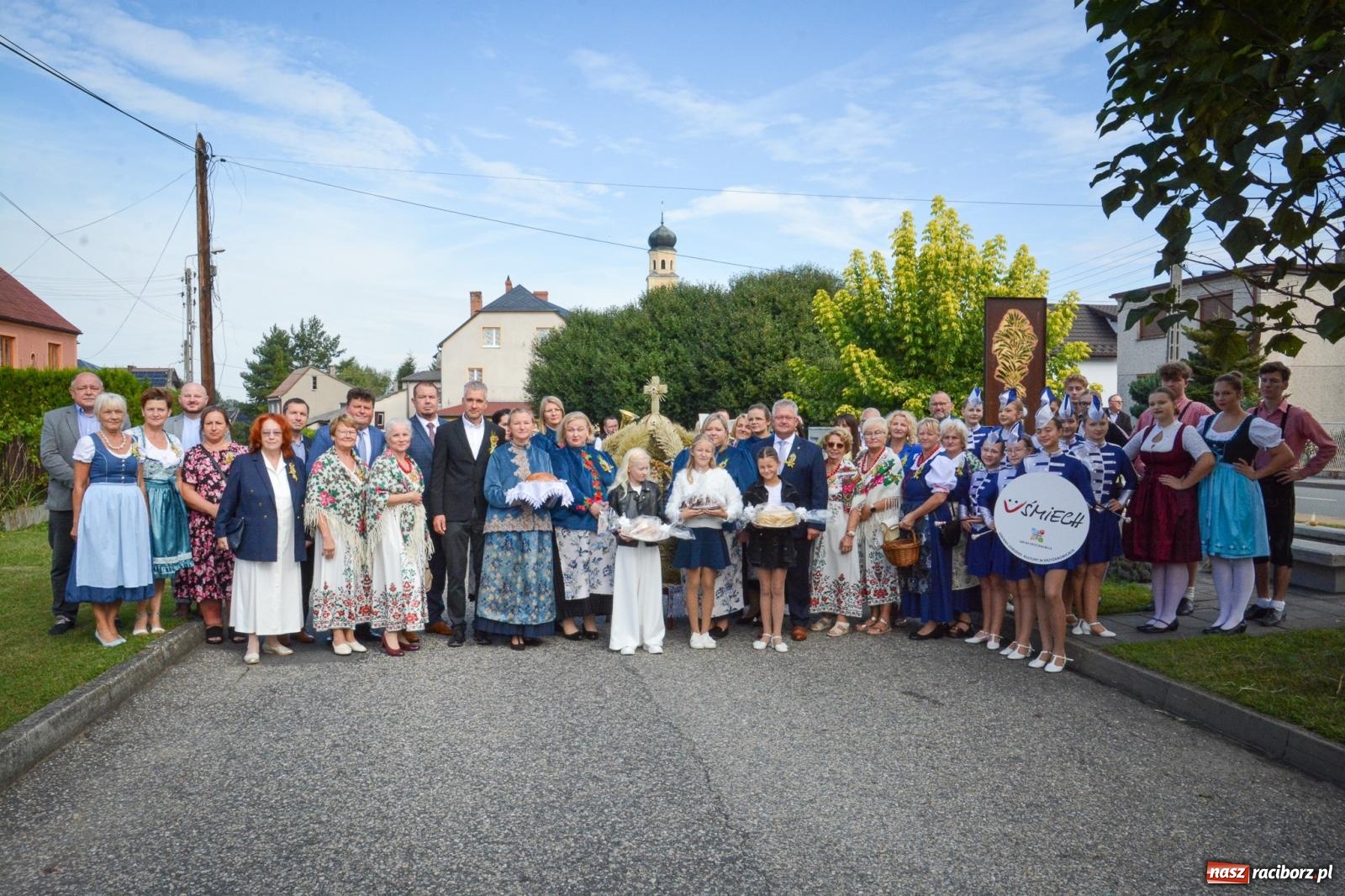 Zdjęcie w galerii na portalu naszraciborz.pl: Tworków świętuje dożynki. Korowód przeszedł spod Złotego Kłosa do kościoła [FOTO i WIDEO] wiadomości z regionu