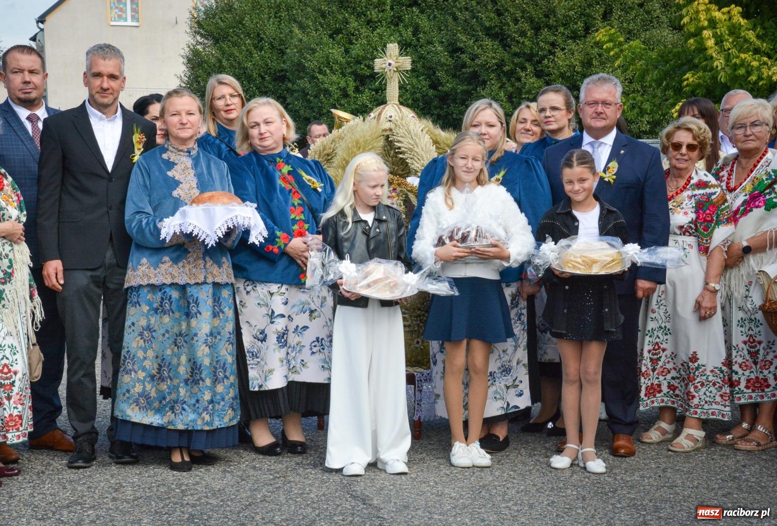 Zdjęcie w galerii na portalu naszraciborz.pl: Tworków świętuje dożynki. Korowód przeszedł spod Złotego Kłosa do kościoła [FOTO i WIDEO] wiadomości z regionu