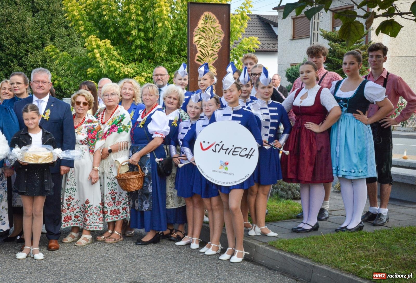 Zdjęcie w galerii na portalu naszraciborz.pl: Tworków świętuje dożynki. Korowód przeszedł spod Złotego Kłosa do kościoła [FOTO i WIDEO] wiadomości z regionu