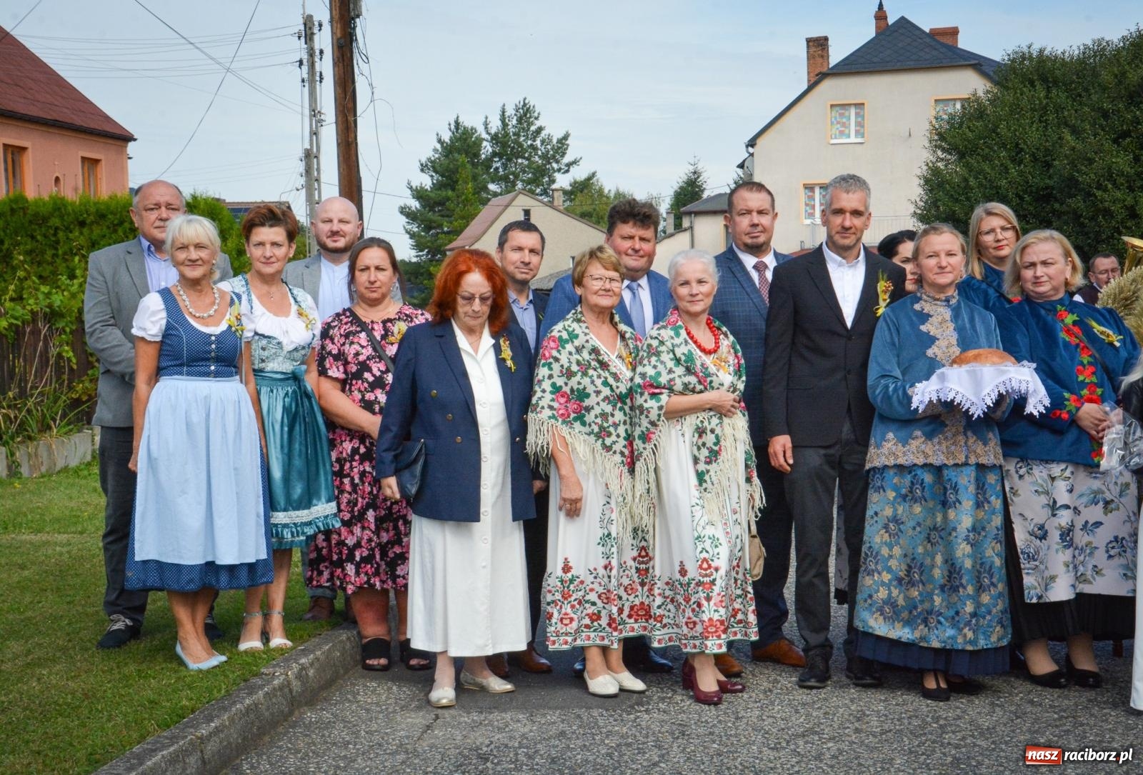 Zdjęcie w galerii na portalu naszraciborz.pl: Tworków świętuje dożynki. Korowód przeszedł spod Złotego Kłosa do kościoła [FOTO i WIDEO] wiadomości z regionu