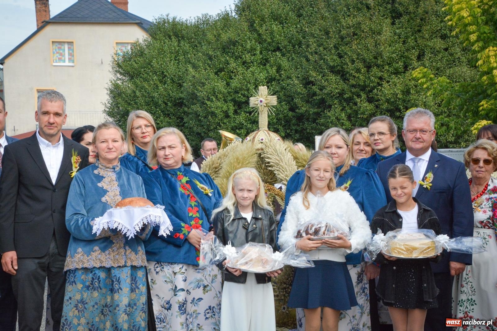 Zdjęcie w galerii na portalu naszraciborz.pl: Tworków świętuje dożynki. Korowód przeszedł spod Złotego Kłosa do kościoła [FOTO i WIDEO] wiadomości z regionu