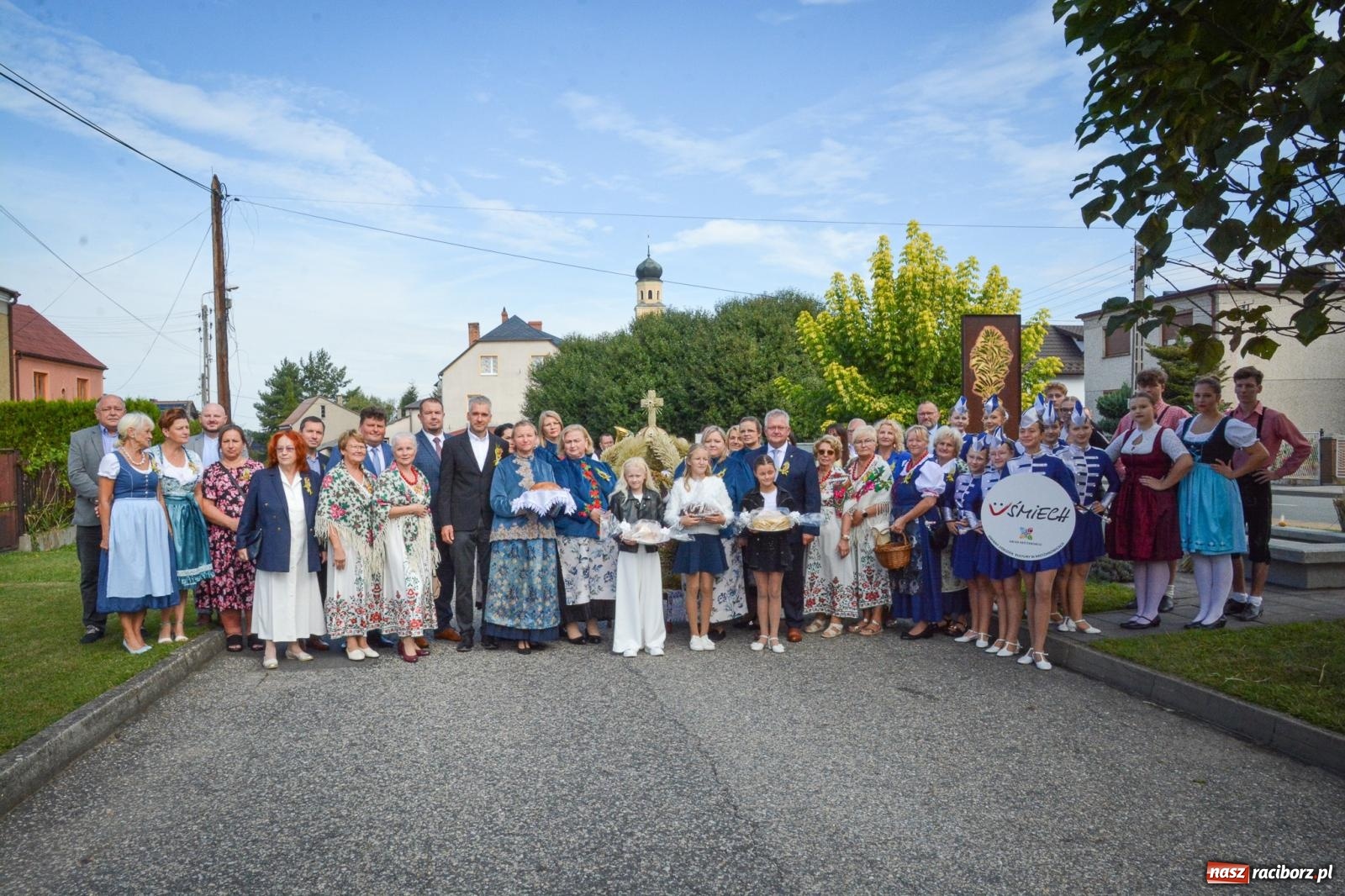 Zdjęcie w galerii na portalu naszraciborz.pl: Tworków świętuje dożynki. Korowód przeszedł spod Złotego Kłosa do kościoła [FOTO i WIDEO] wiadomości z regionu