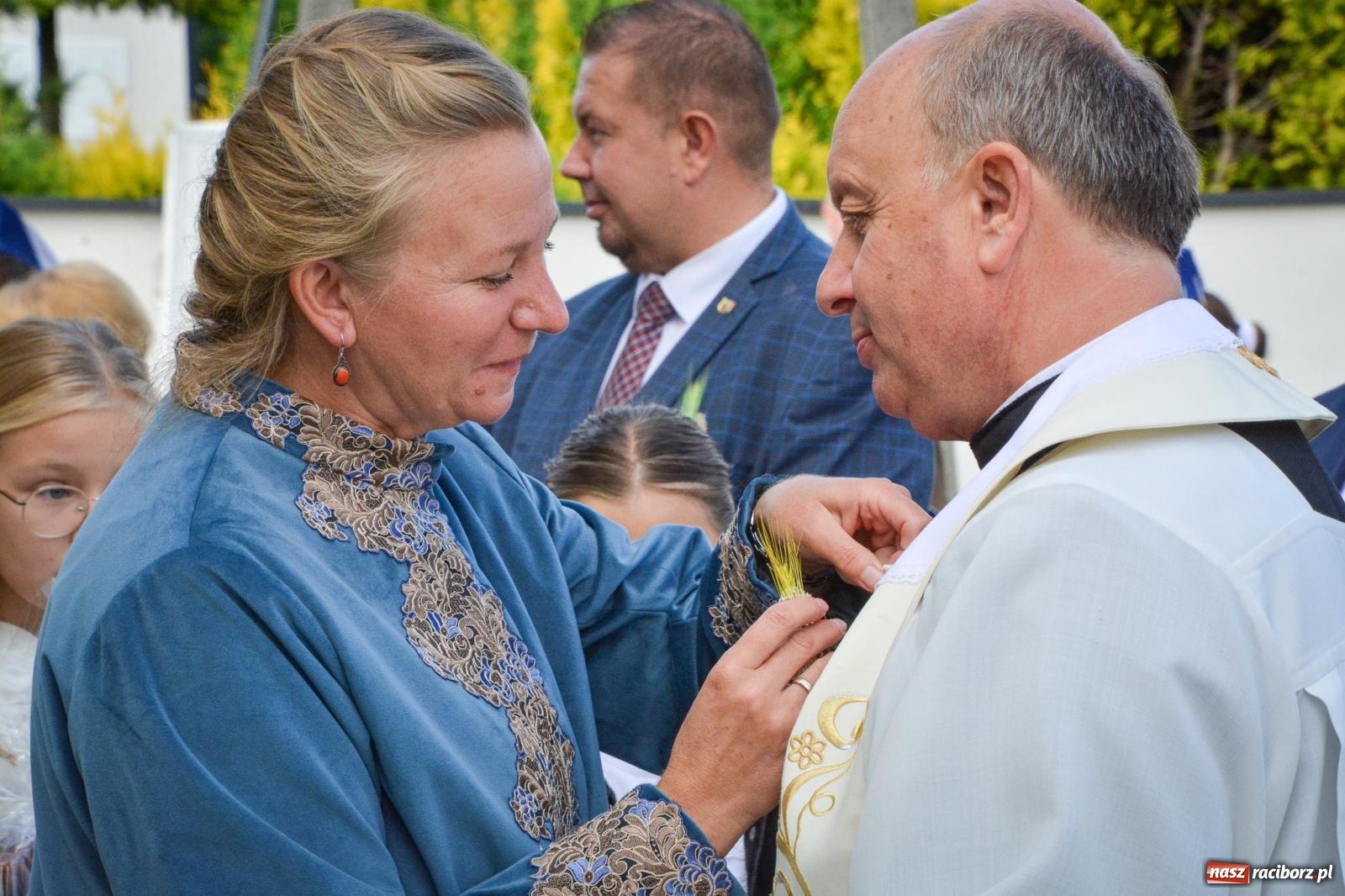 Zdjęcie w galerii na portalu naszraciborz.pl: Tworków świętuje dożynki. Korowód przeszedł spod Złotego Kłosa do kościoła [FOTO i WIDEO] wiadomości z regionu
