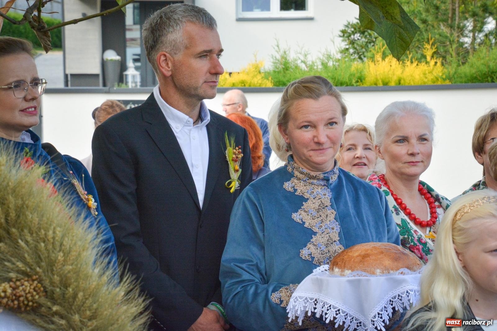 Zdjęcie w galerii na portalu naszraciborz.pl: Tworków świętuje dożynki. Korowód przeszedł spod Złotego Kłosa do kościoła [FOTO i WIDEO] wiadomości z regionu