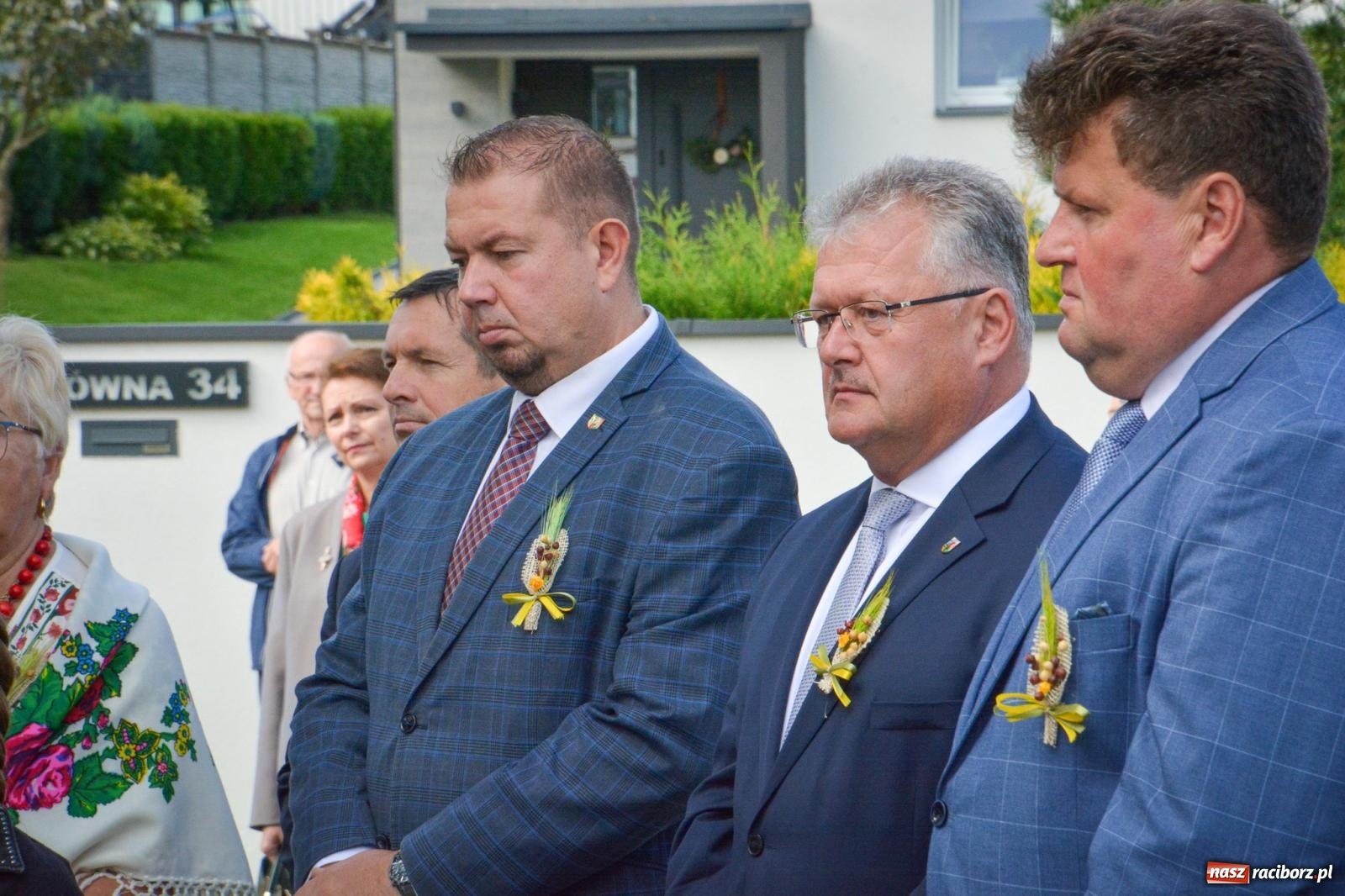 Zdjęcie w galerii na portalu naszraciborz.pl: Tworków świętuje dożynki. Korowód przeszedł spod Złotego Kłosa do kościoła [FOTO i WIDEO] wiadomości z regionu