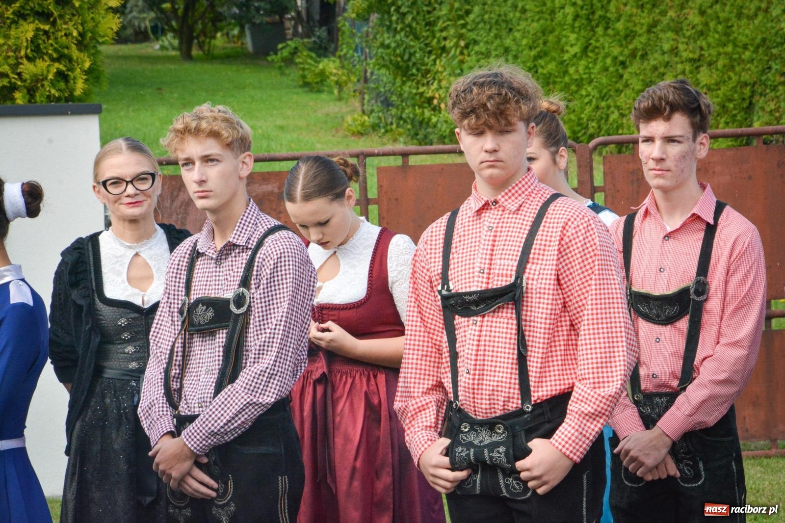 Zdjęcie w galerii na portalu naszraciborz.pl: Tworków świętuje dożynki. Korowód przeszedł spod Złotego Kłosa do kościoła [FOTO i WIDEO] wiadomości z regionu