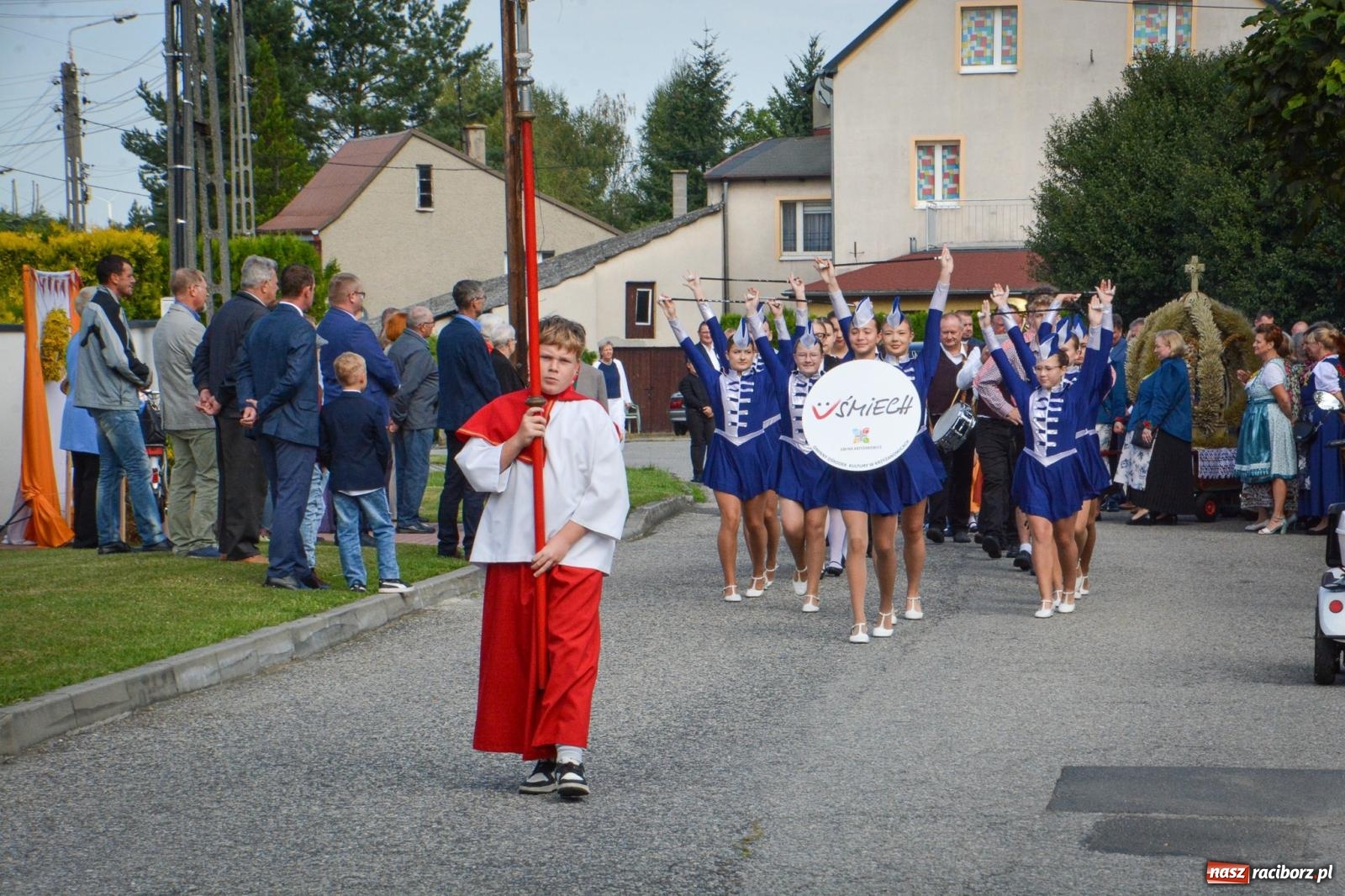 Zdjęcie w galerii na portalu naszraciborz.pl: Tworków świętuje dożynki. Korowód przeszedł spod Złotego Kłosa do kościoła [FOTO i WIDEO] wiadomości z regionu