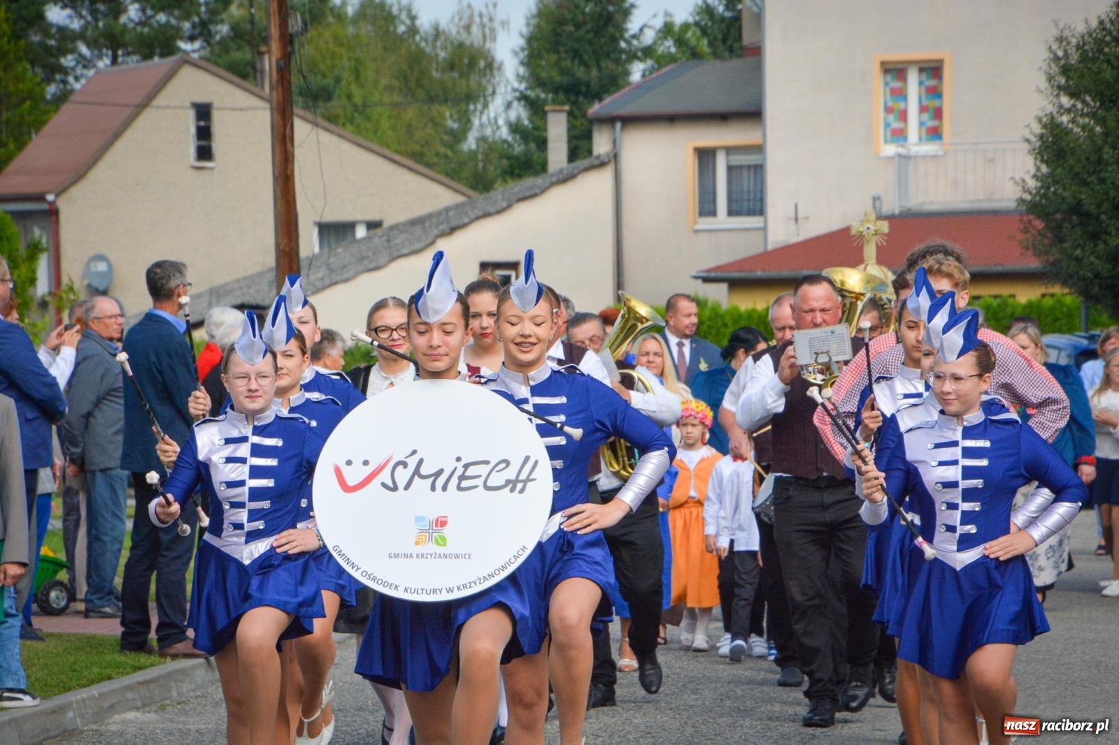 Zdjęcie w galerii na portalu naszraciborz.pl: Tworków świętuje dożynki. Korowód przeszedł spod Złotego Kłosa do kościoła [FOTO i WIDEO] wiadomości z regionu