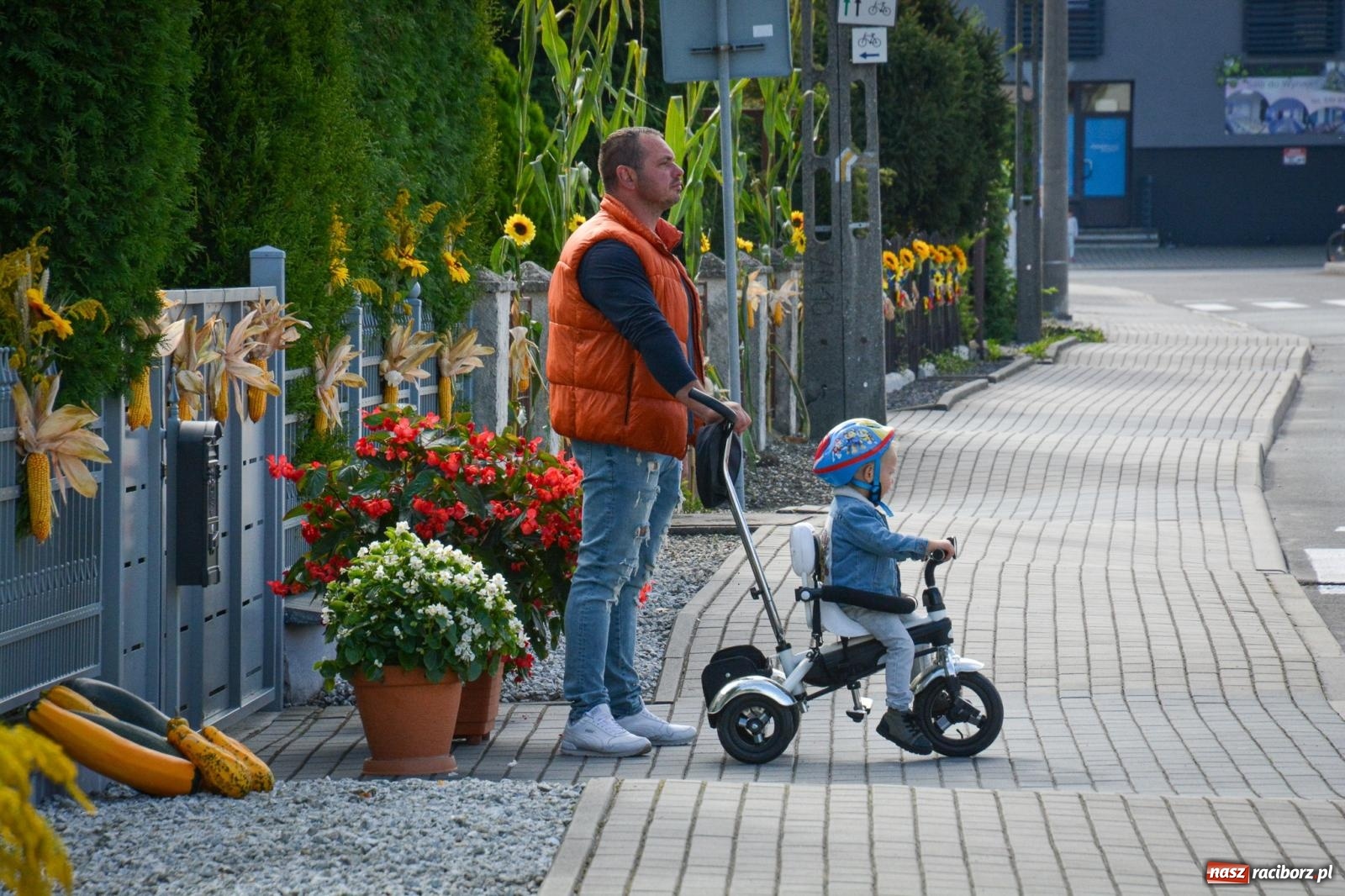 Zdjęcie w galerii na portalu naszraciborz.pl: Tworków świętuje dożynki. Korowód przeszedł spod Złotego Kłosa do kościoła [FOTO i WIDEO] wiadomości z regionu