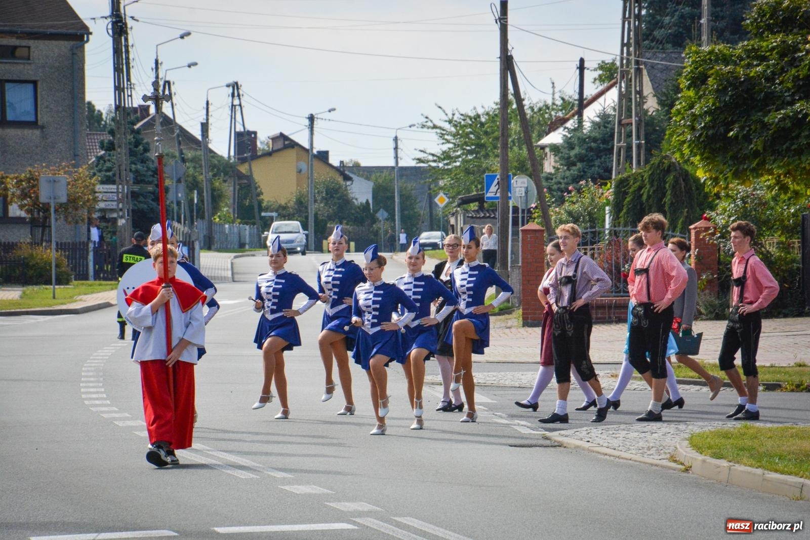 Zdjęcie w galerii na portalu naszraciborz.pl: Tworków świętuje dożynki. Korowód przeszedł spod Złotego Kłosa do kościoła [FOTO i WIDEO] wiadomości z regionu
