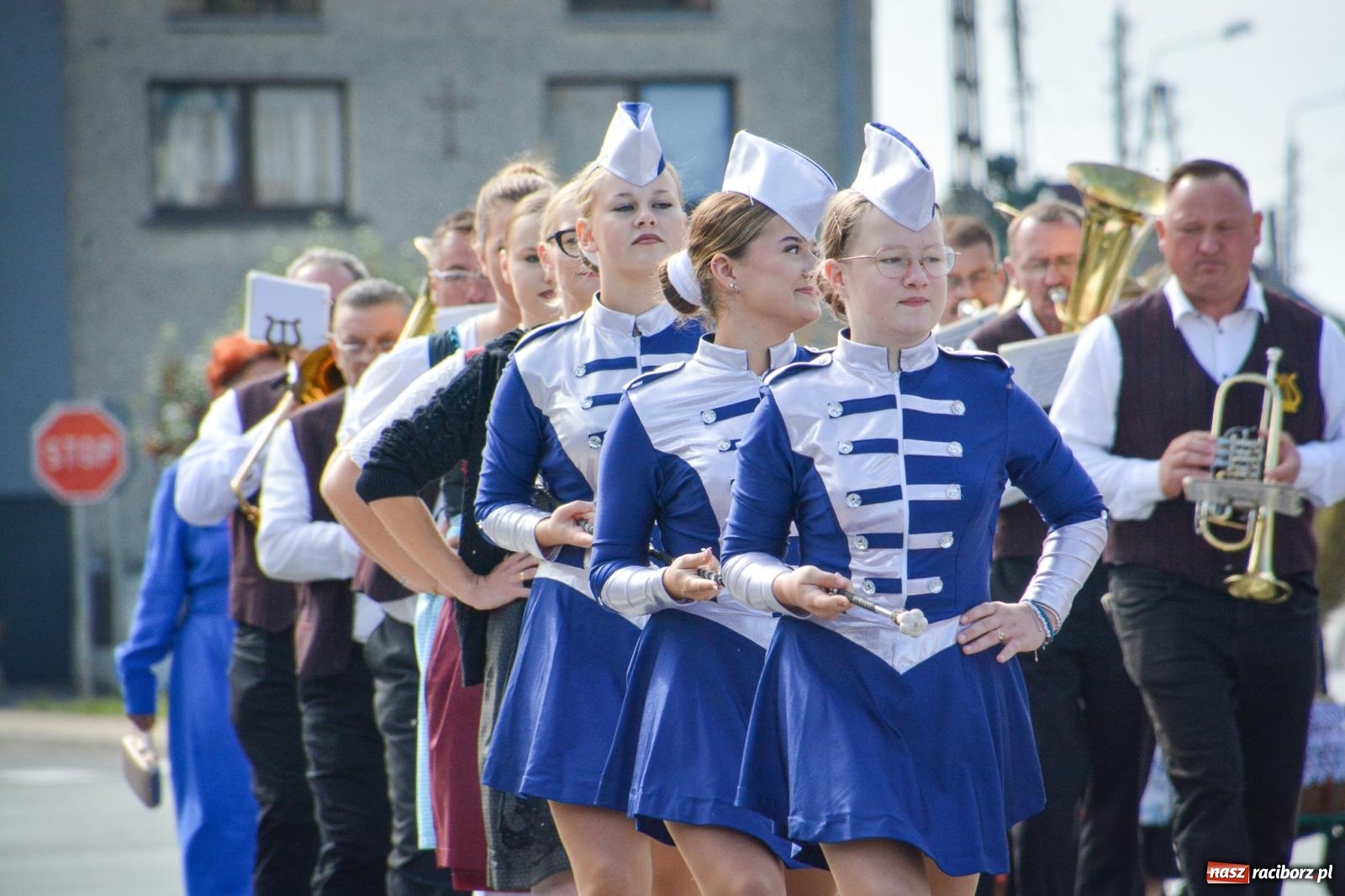 Zdjęcie w galerii na portalu naszraciborz.pl: Tworków świętuje dożynki. Korowód przeszedł spod Złotego Kłosa do kościoła [FOTO i WIDEO] wiadomości z regionu