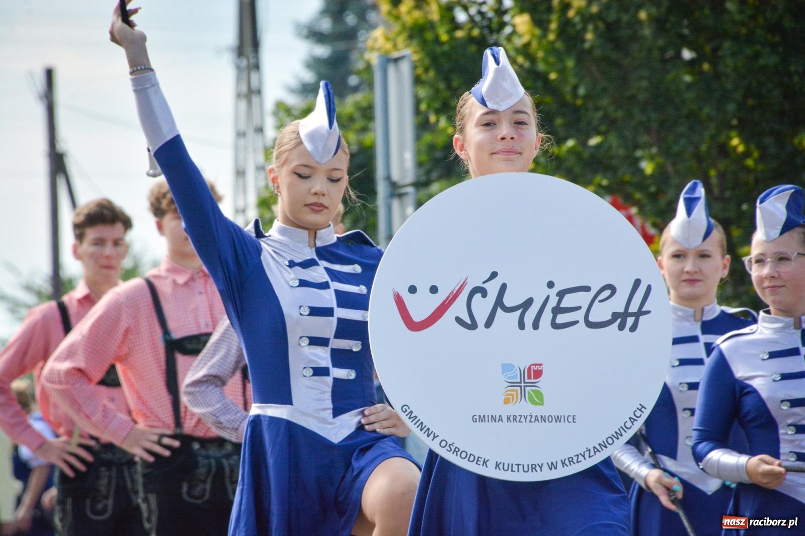 Zdjęcie w galerii na portalu naszraciborz.pl: Tworków świętuje dożynki. Korowód przeszedł spod Złotego Kłosa do kościoła [FOTO i WIDEO] wiadomości z regionu