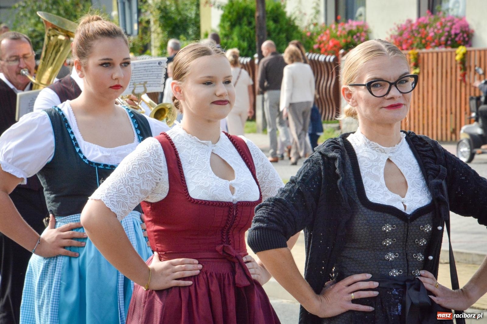 Zdjęcie w galerii na portalu naszraciborz.pl: Tworków świętuje dożynki. Korowód przeszedł spod Złotego Kłosa do kościoła [FOTO i WIDEO] wiadomości z regionu