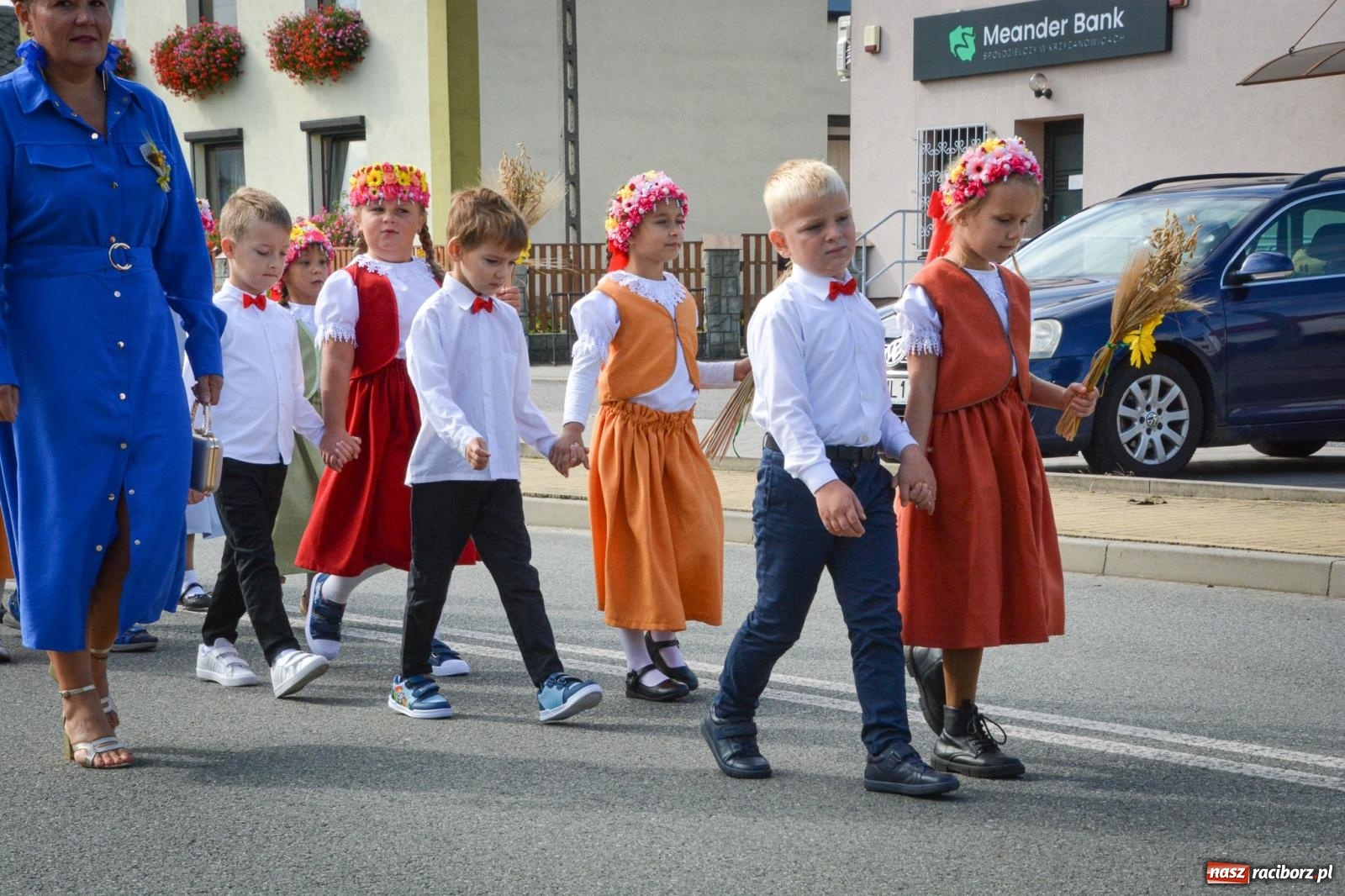 Zdjęcie w galerii na portalu naszraciborz.pl: Tworków świętuje dożynki. Korowód przeszedł spod Złotego Kłosa do kościoła [FOTO i WIDEO] wiadomości z regionu