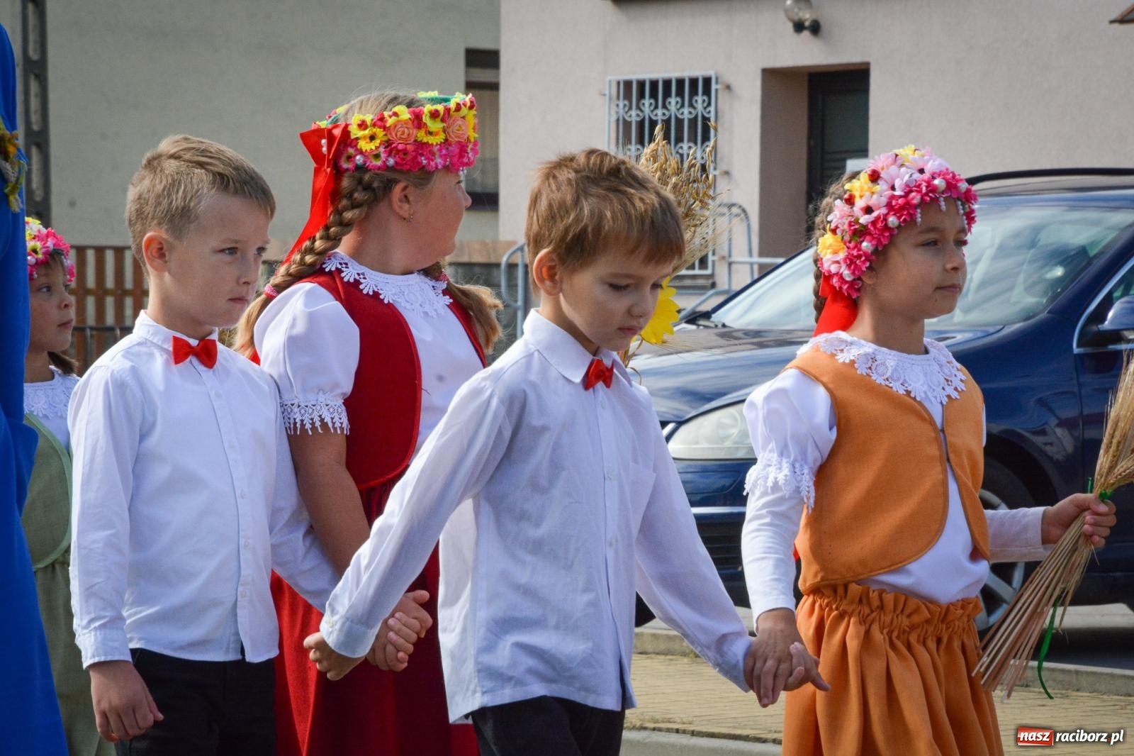 Zdjęcie w galerii na portalu naszraciborz.pl: Tworków świętuje dożynki. Korowód przeszedł spod Złotego Kłosa do kościoła [FOTO i WIDEO] wiadomości z regionu