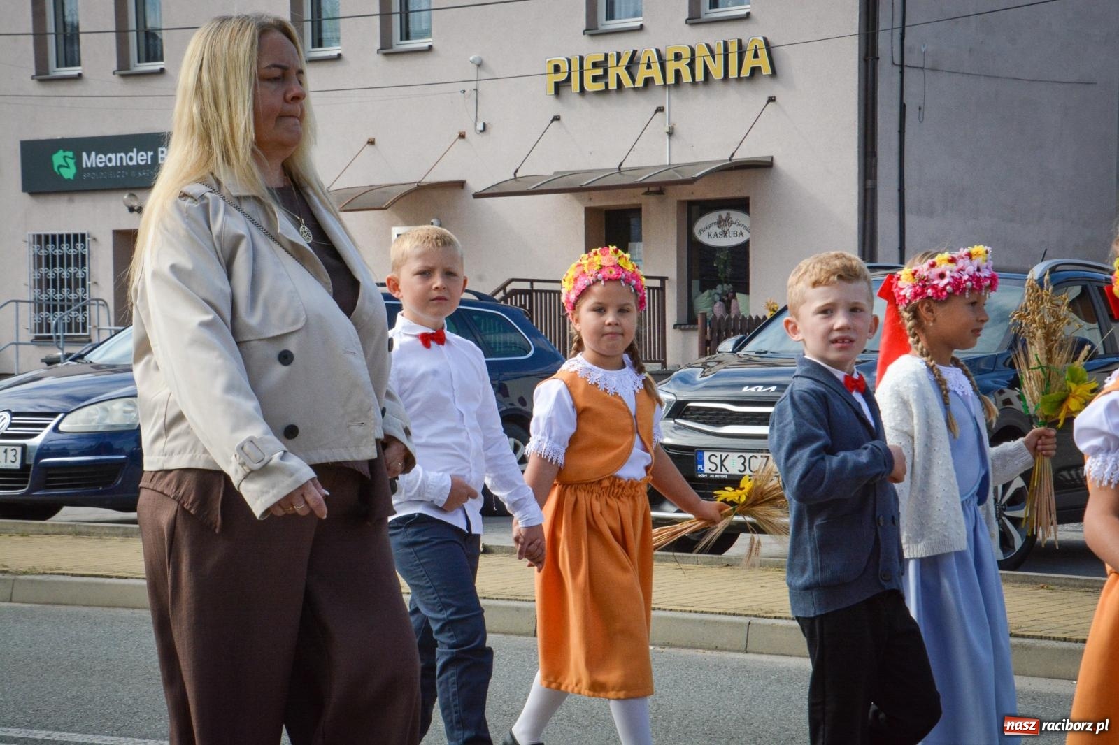 Zdjęcie w galerii na portalu naszraciborz.pl: Tworków świętuje dożynki. Korowód przeszedł spod Złotego Kłosa do kościoła [FOTO i WIDEO] wiadomości z regionu
