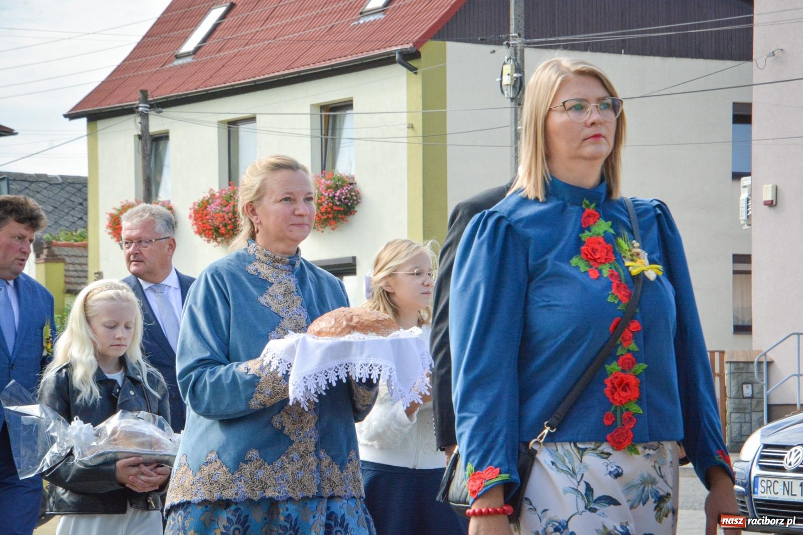 Zdjęcie w galerii na portalu naszraciborz.pl: Tworków świętuje dożynki. Korowód przeszedł spod Złotego Kłosa do kościoła [FOTO i WIDEO] wiadomości z regionu