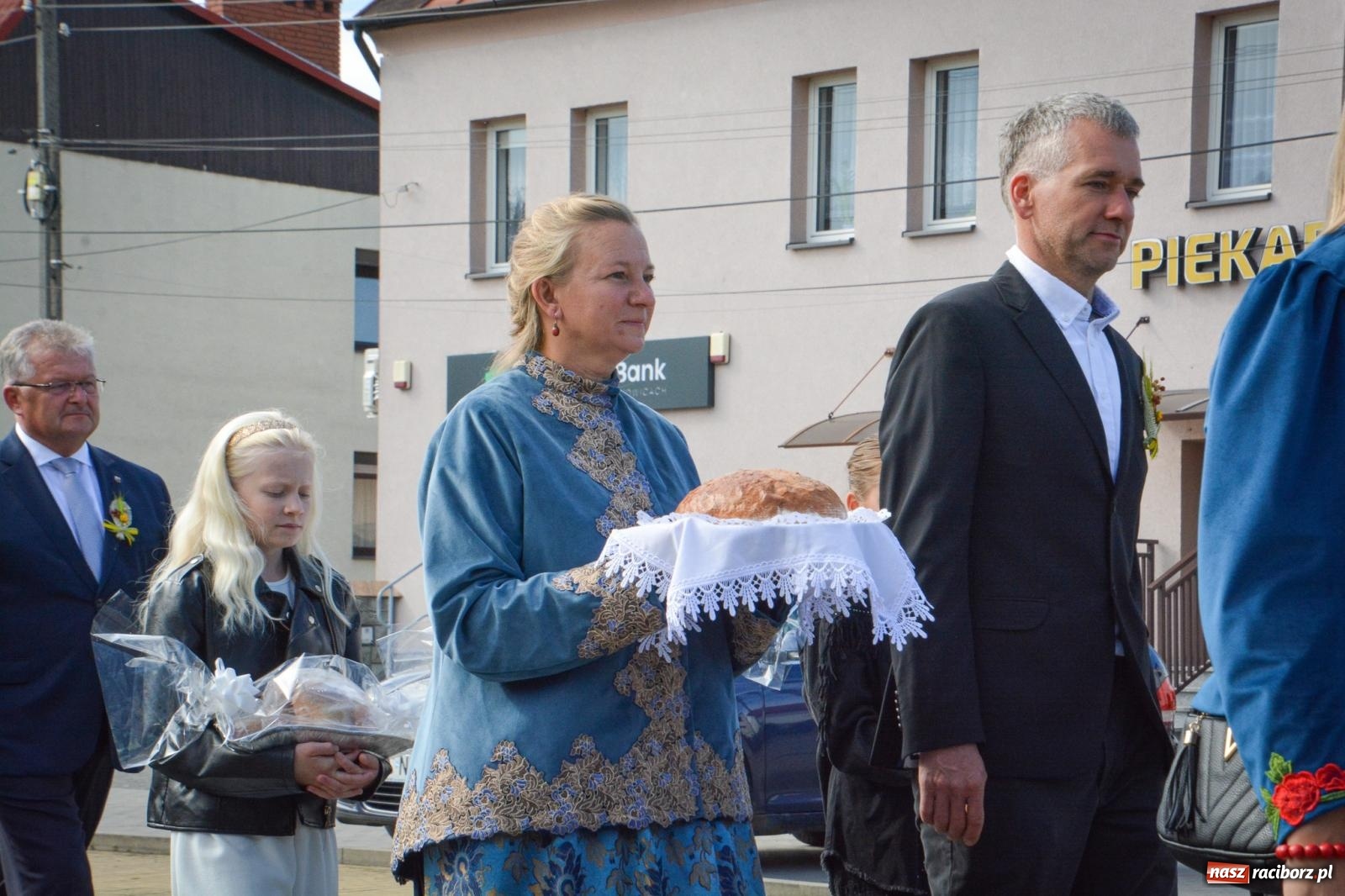 Zdjęcie w galerii na portalu naszraciborz.pl: Tworków świętuje dożynki. Korowód przeszedł spod Złotego Kłosa do kościoła [FOTO i WIDEO] wiadomości z regionu
