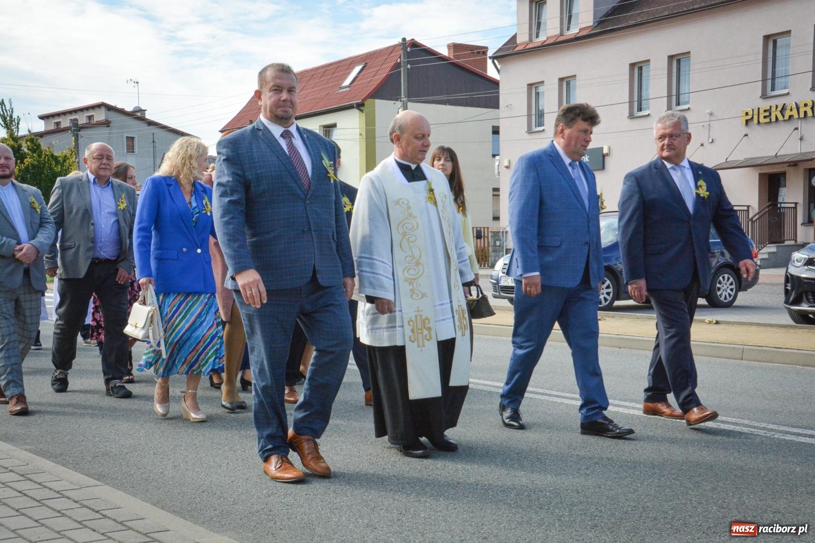 Zdjęcie w galerii na portalu naszraciborz.pl: Tworków świętuje dożynki. Korowód przeszedł spod Złotego Kłosa do kościoła [FOTO i WIDEO] wiadomości z regionu