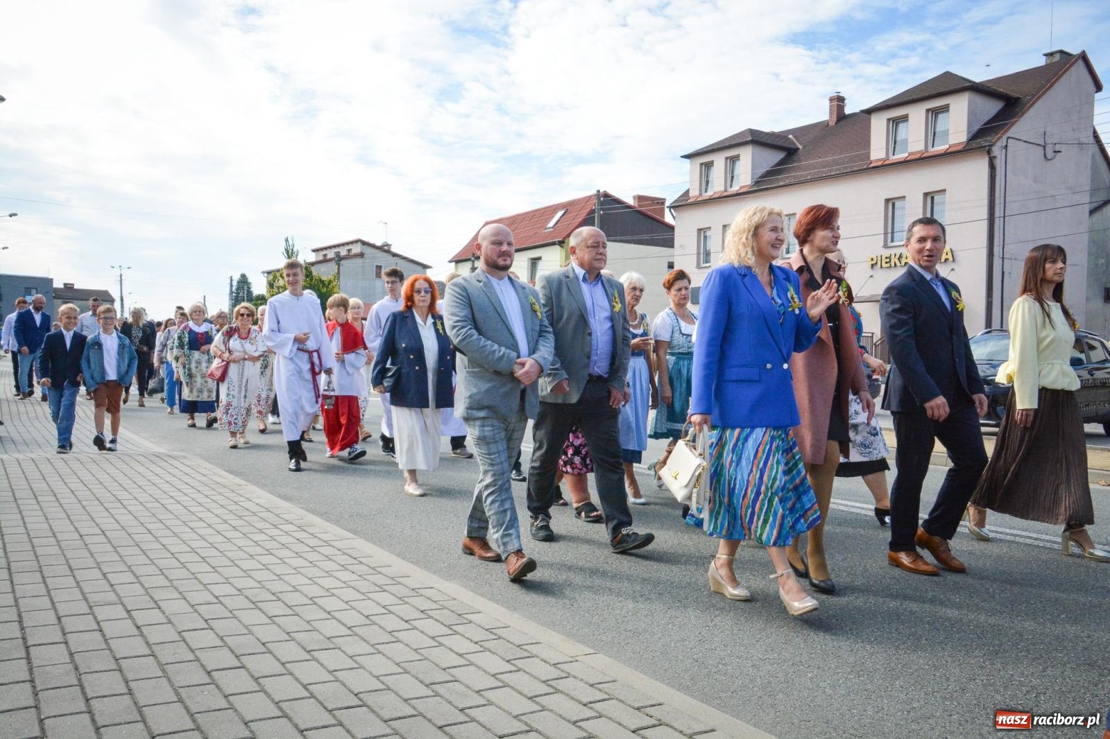 Zdjęcie w galerii na portalu naszraciborz.pl: Tworków świętuje dożynki. Korowód przeszedł spod Złotego Kłosa do kościoła [FOTO i WIDEO] wiadomości z regionu